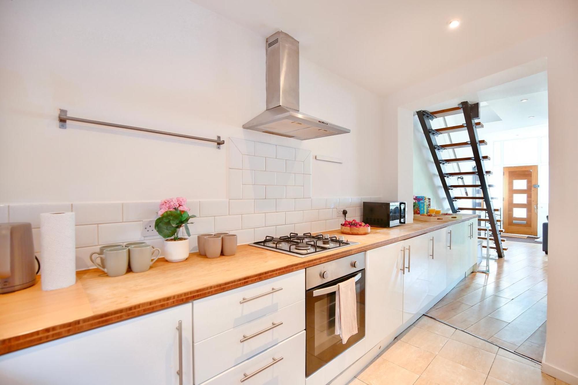 Three Bedroom House By Peacegrove Homes Short Lets & Serviced With Free Wifi & Pet Friendly Apartment Brighton