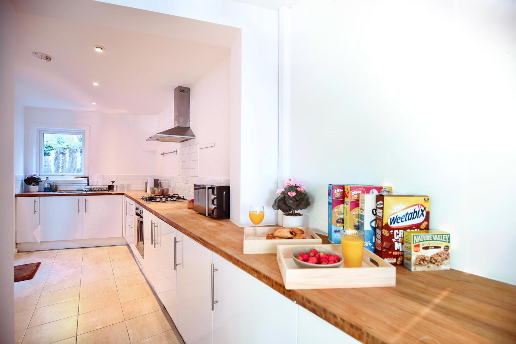 Three Bedroom House By Peacegrove Homes Short Lets & Serviced With Free Wifi & Pet Friendly Brighton