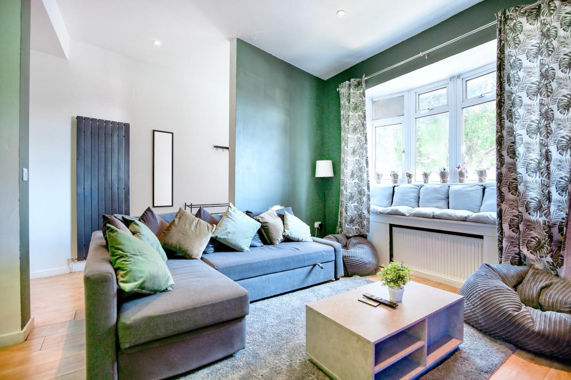 Three Bedroom House By Peacegrove Homes Short Lets & Serviced With Free Wifi & Pet Friendly *