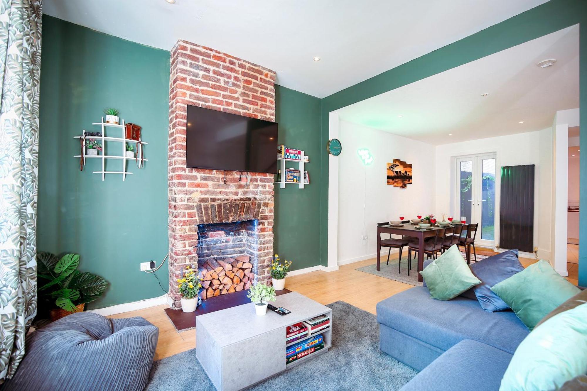 Three Bedroom House By Peacegrove Homes Short Lets & Serviced With Free Wifi & Pet Friendly Apartment