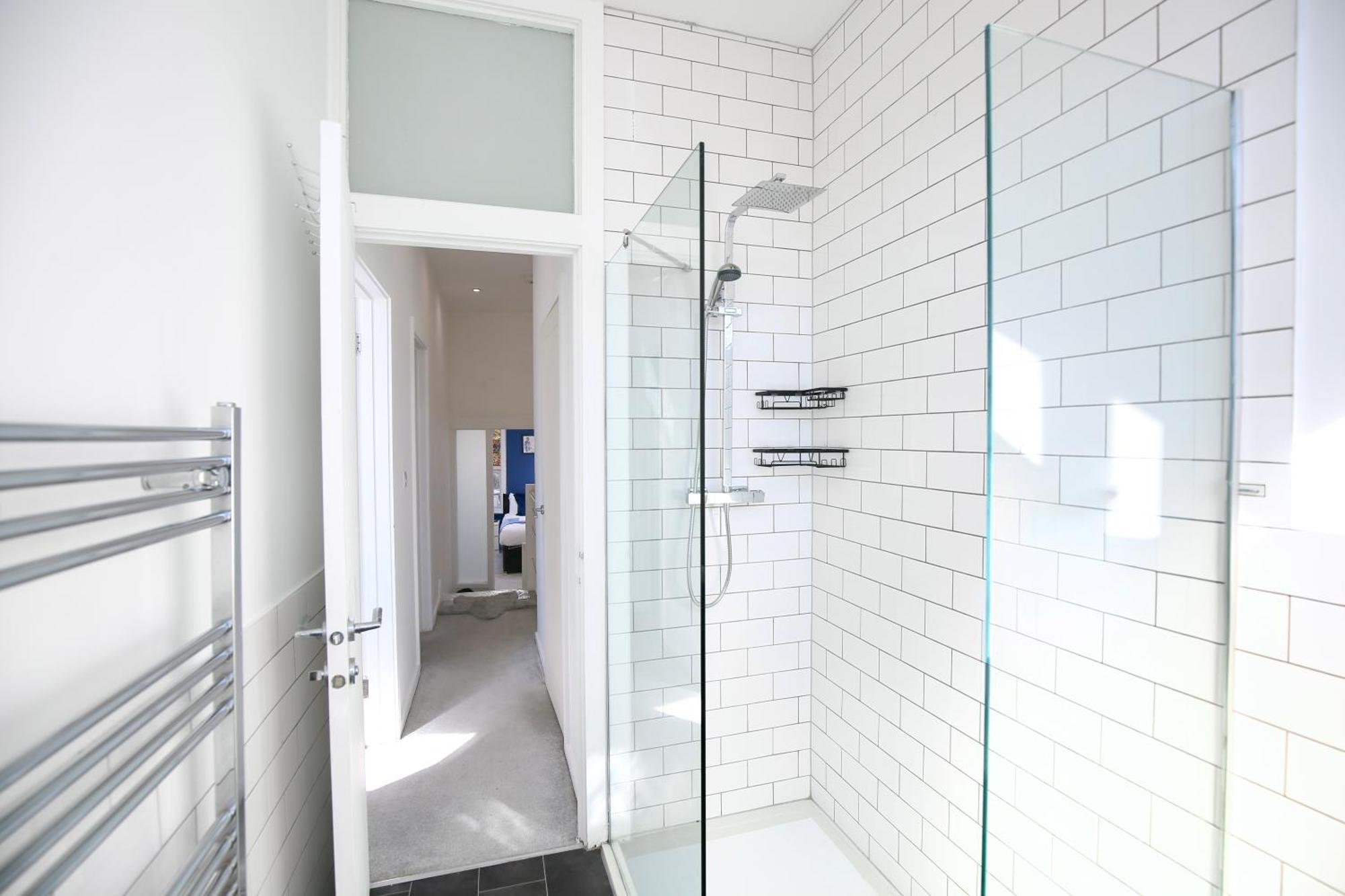 Three Bedroom House By Peacegrove Homes Short Lets & Serviced With Free Wifi & Pet Friendly *