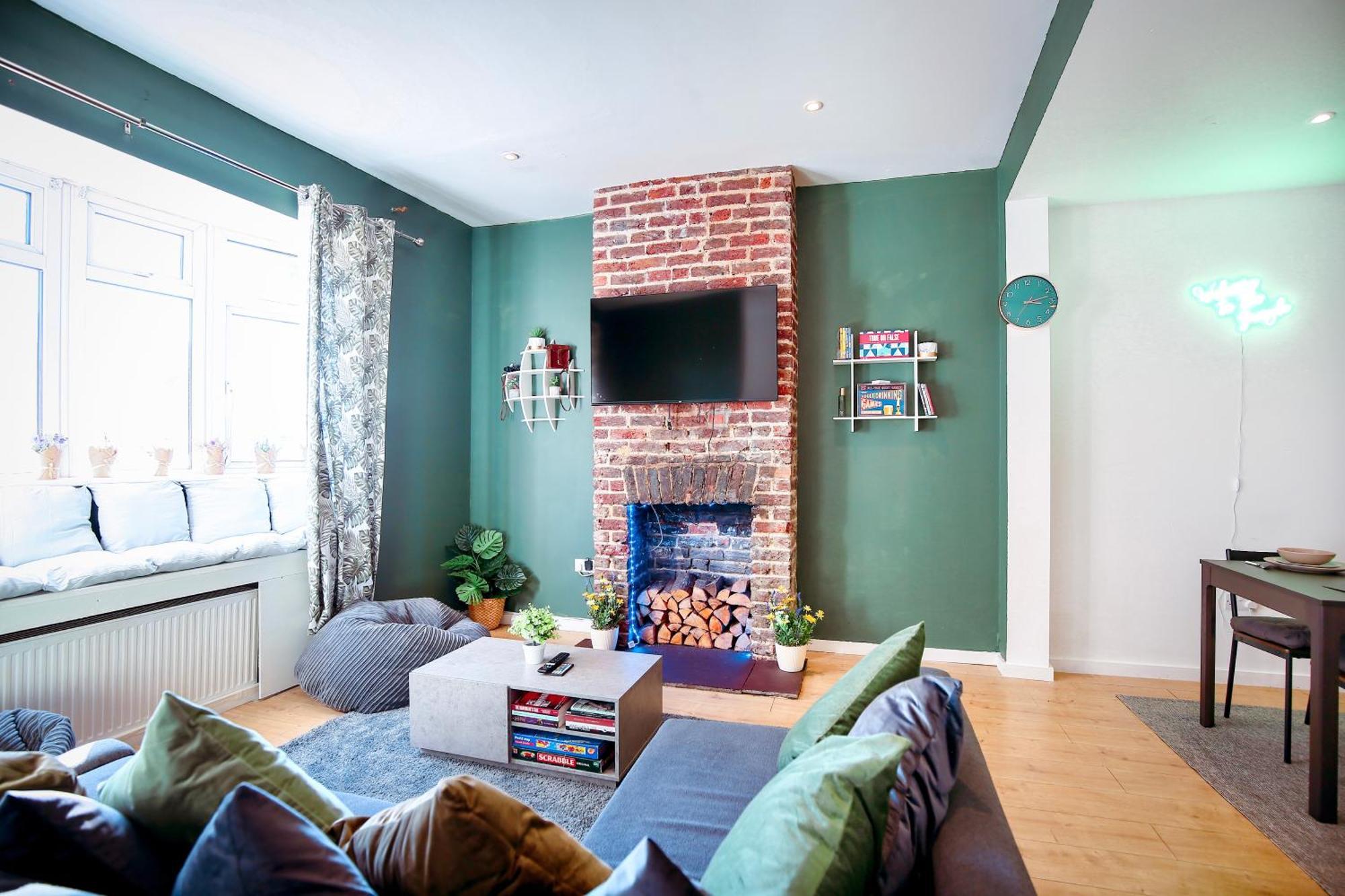 Three Bedroom House By Peacegrove Homes Short Lets & Serviced With Free Wifi & Pet Friendly Brighton