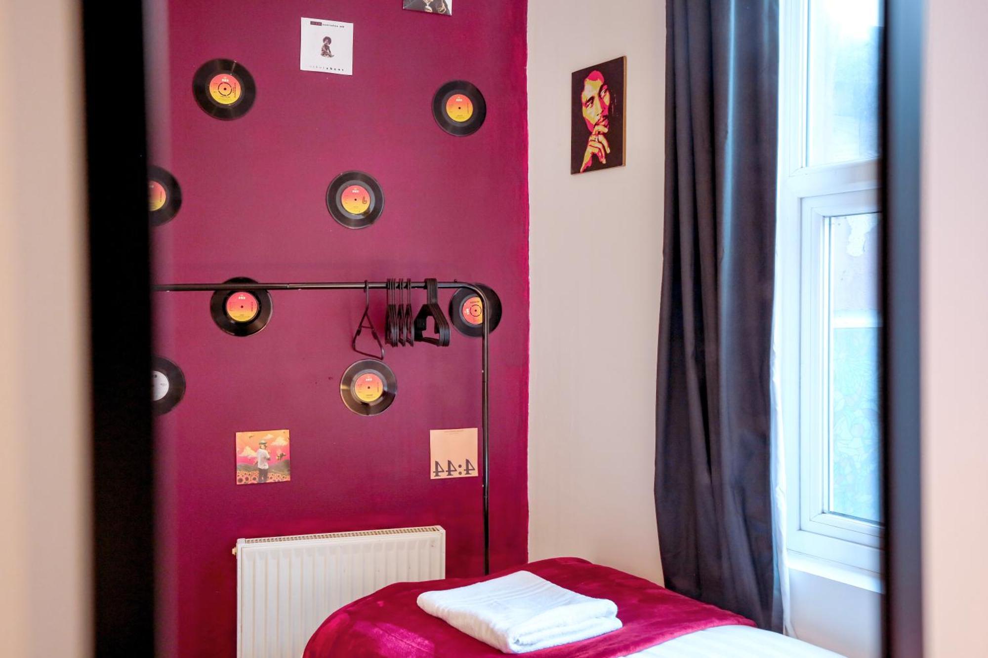Three Bedroom House By Peacegrove Homes Short Lets & Serviced With Free Wifi & Pet Friendly *