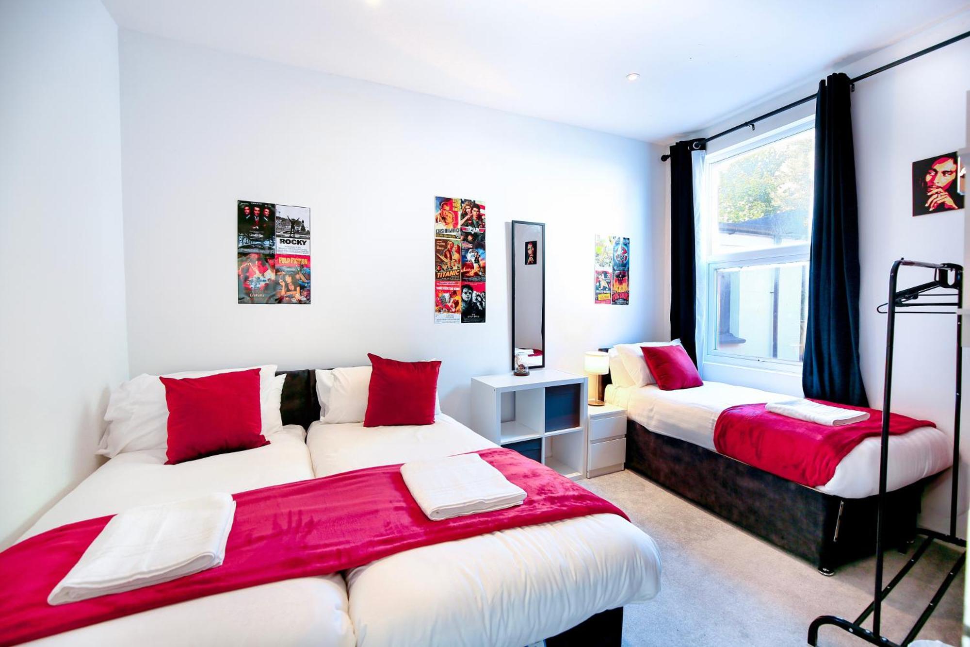 Apartment Three Bedroom House By Peacegrove Homes Short Lets & Serviced With Free Wifi & Pet Friendly