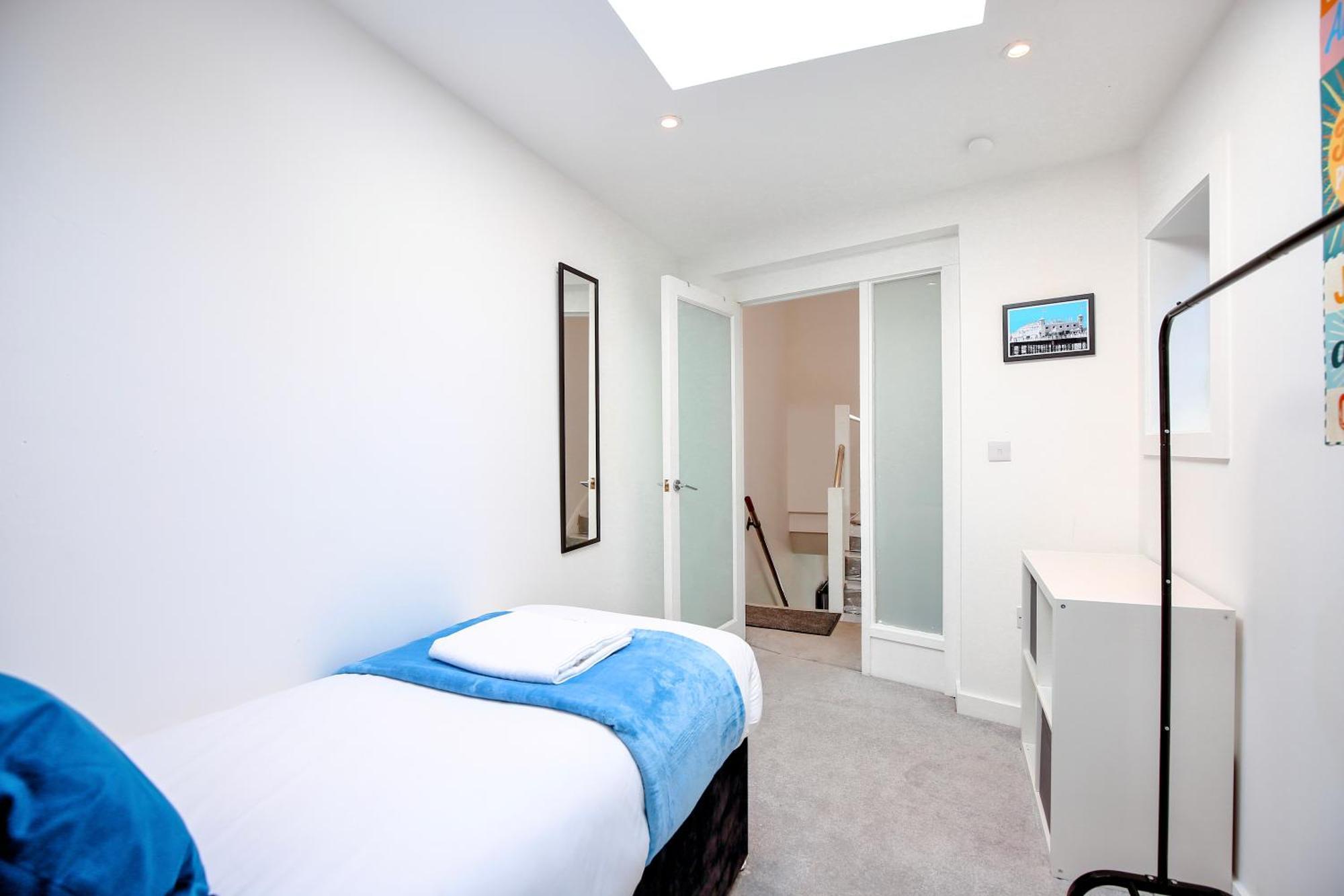 Three Bedroom House By Peacegrove Homes Short Lets & Serviced With Free Wifi & Pet Friendly