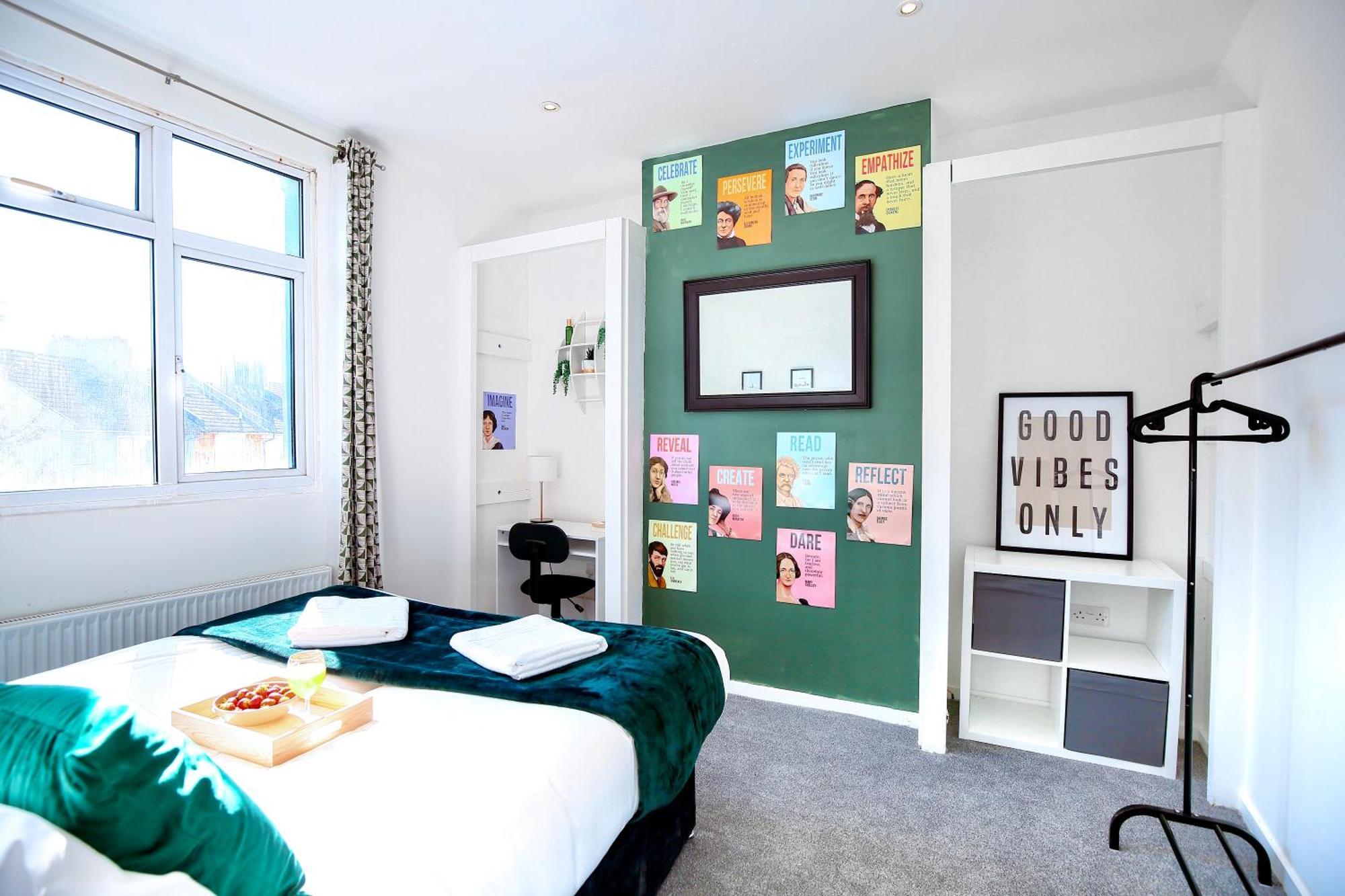 Three Bedroom House By Peacegrove Homes Short Lets & Serviced With Free Wifi & Pet Friendly Apartment