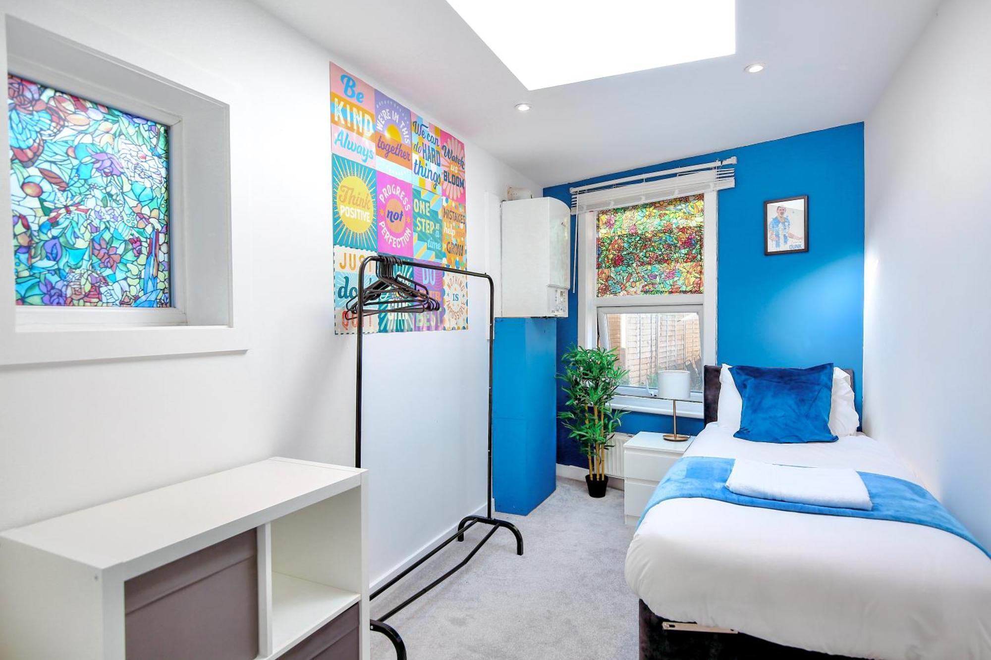 Three Bedroom House By Peacegrove Homes Short Lets & Serviced With Free Wifi & Pet Friendly Brighton
