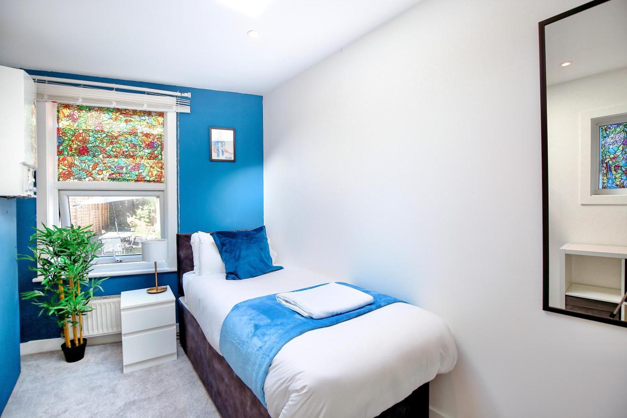 Three Bedroom House By Peacegrove Homes Short Lets & Serviced With Free Wifi & Pet Friendly Apartment