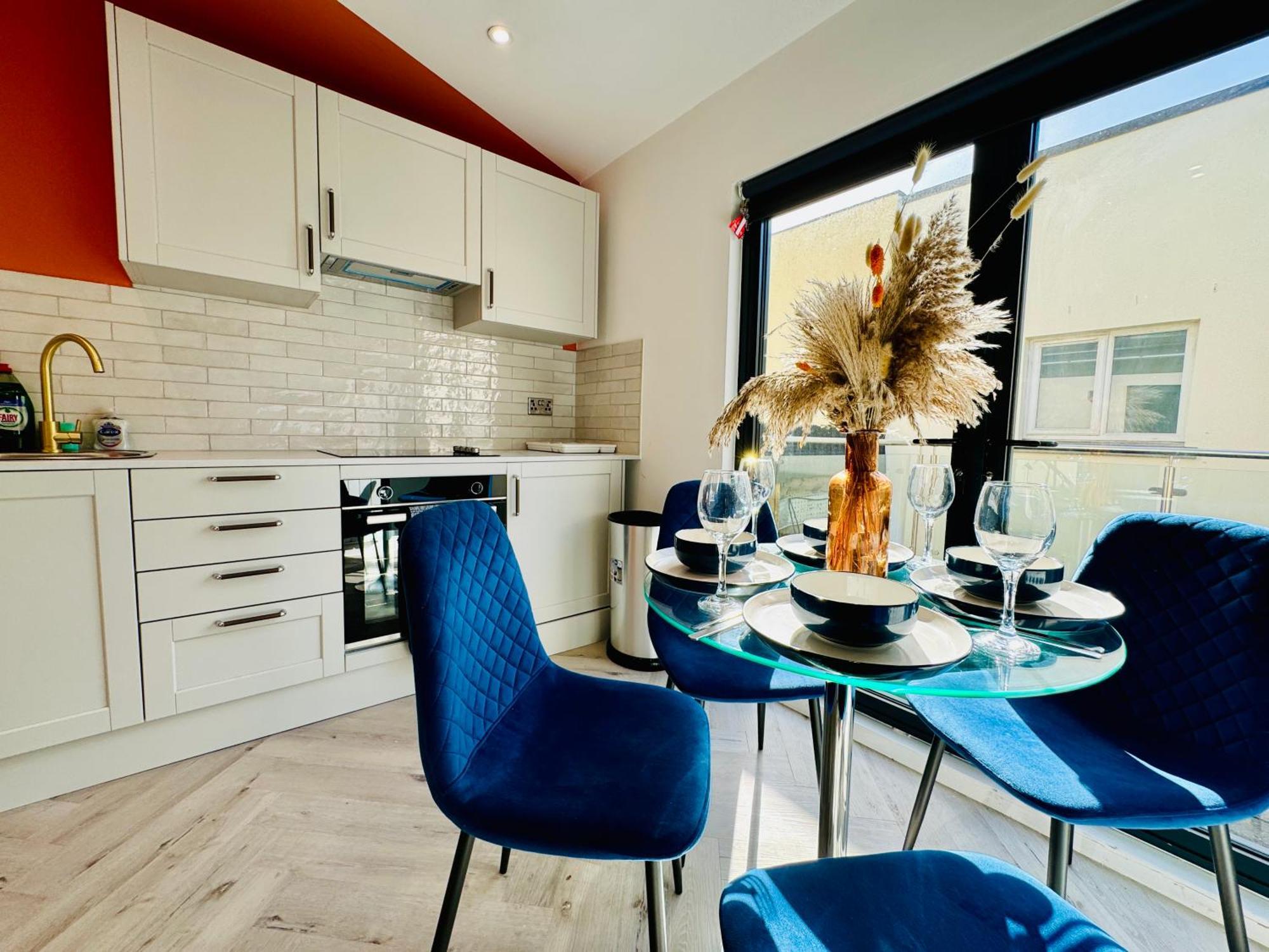 One Bedroom Flat Next To I Sleep 5 Guests *