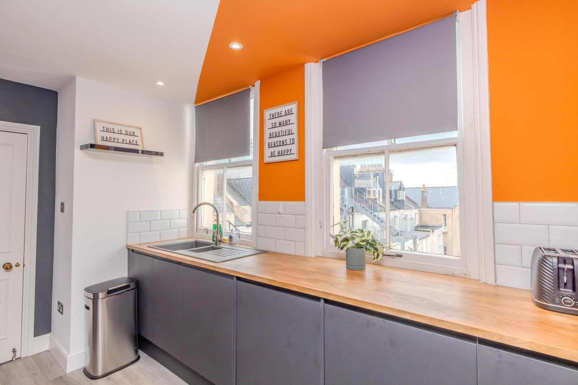 Chic 2 Bedroom Sleeps 7 Free Parking In Church Road *