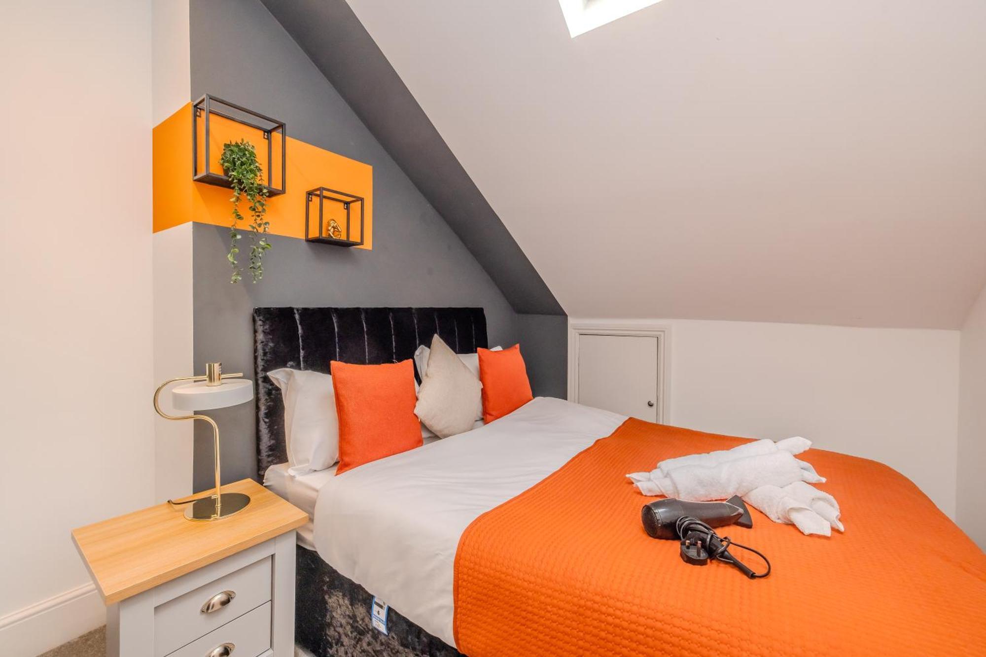 Stylish 2-br For 7 Guests Free Parking In Church Road