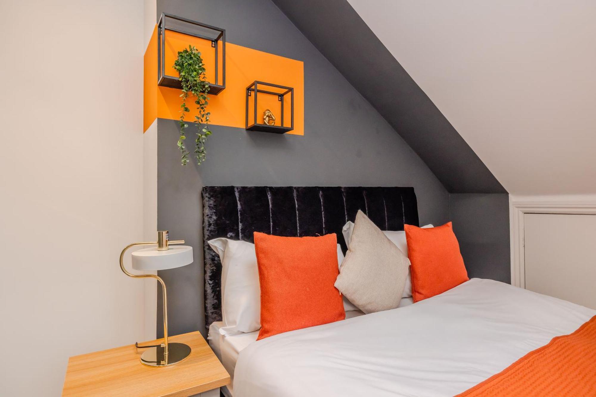 Stylish 2-br For 7 Guests Free Parking In Church Road