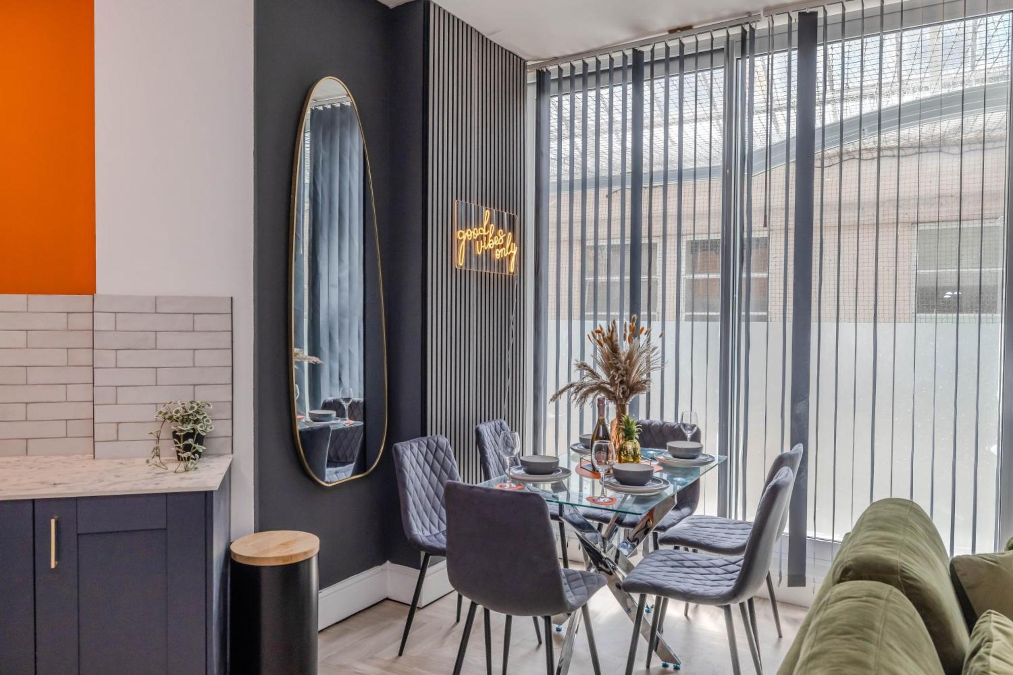 Apartment Perfect I 3 Bedroom I Next To I Sleep 10 *