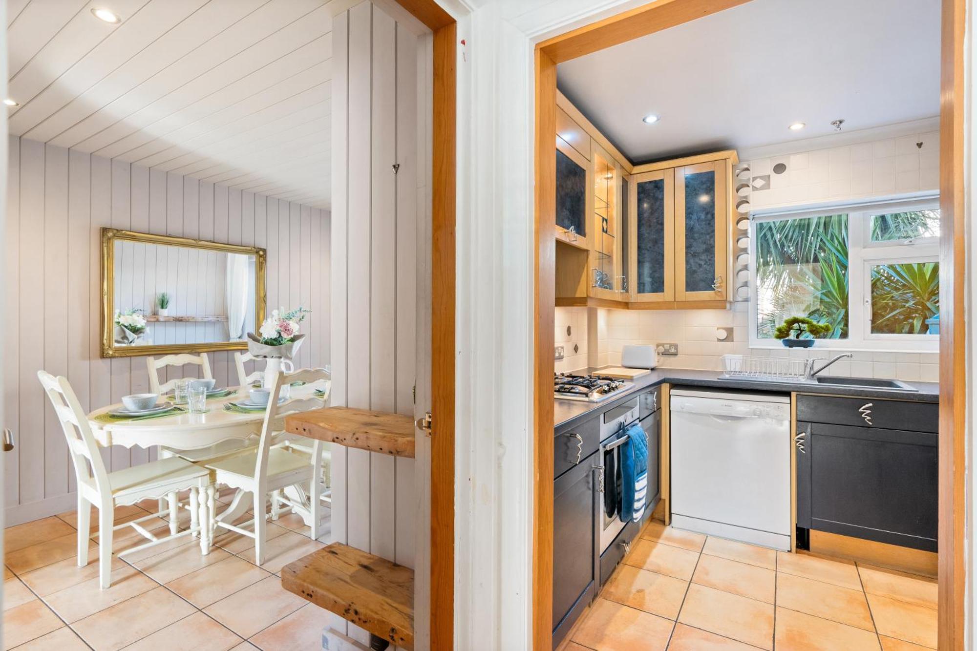 Large House With Free Parking Holiday home