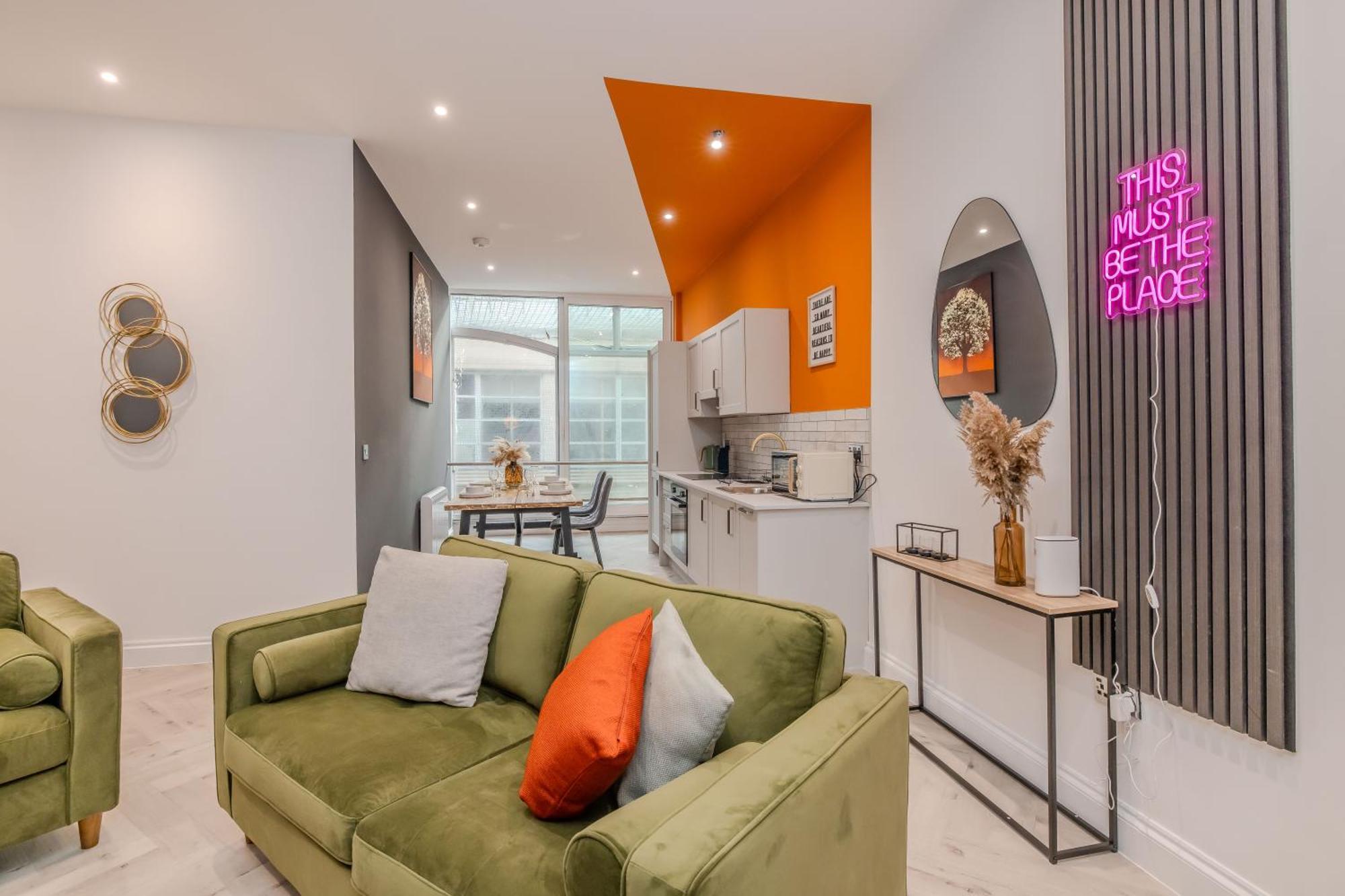 Stylish 3-bedroom Flat Near And Iconic Lanes Apartment