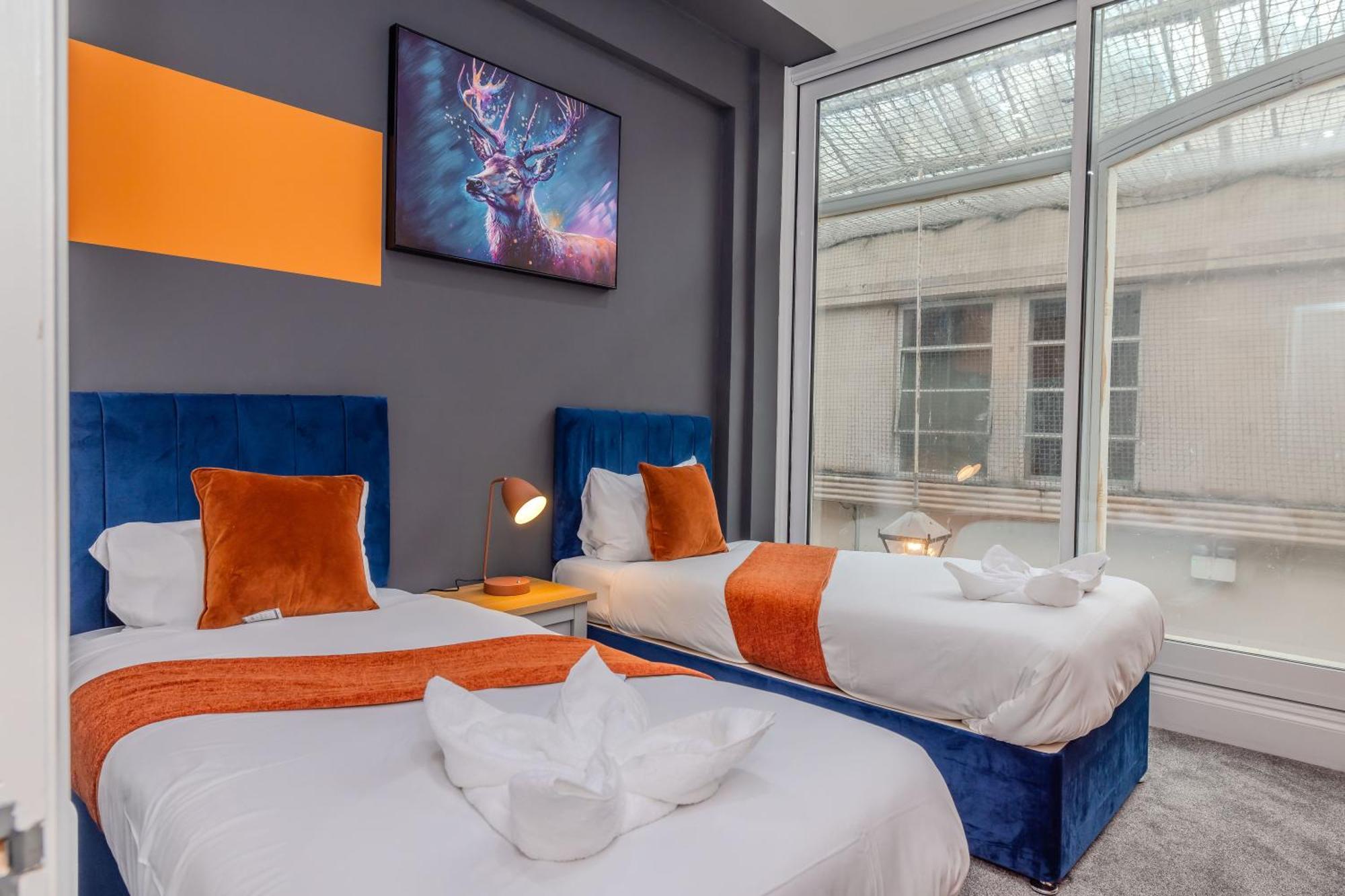 Apartment Stylish 3-bedroom Flat Near And Iconic Lanes *
