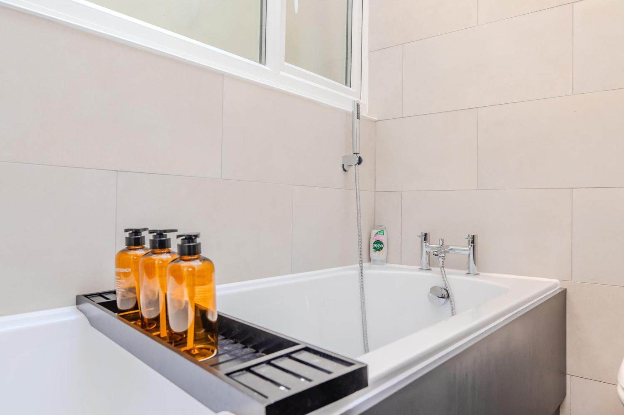 Stylish 3-bedroom Flat Near And Iconic Lanes Apartment