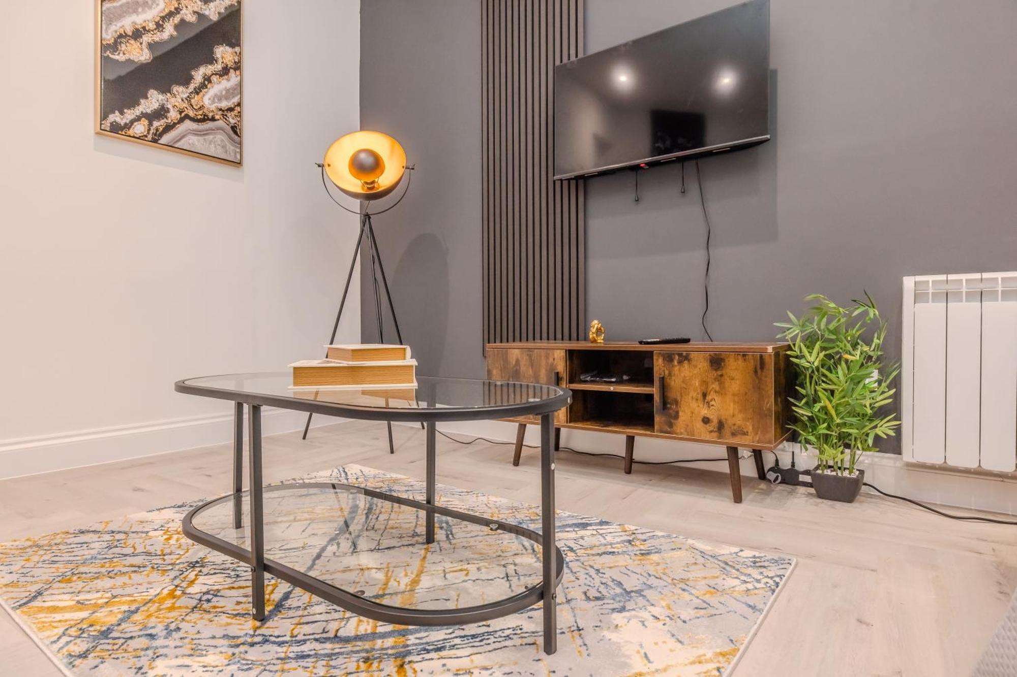 Apartment Stylish 3-bedroom Flat Near And Iconic Lanes