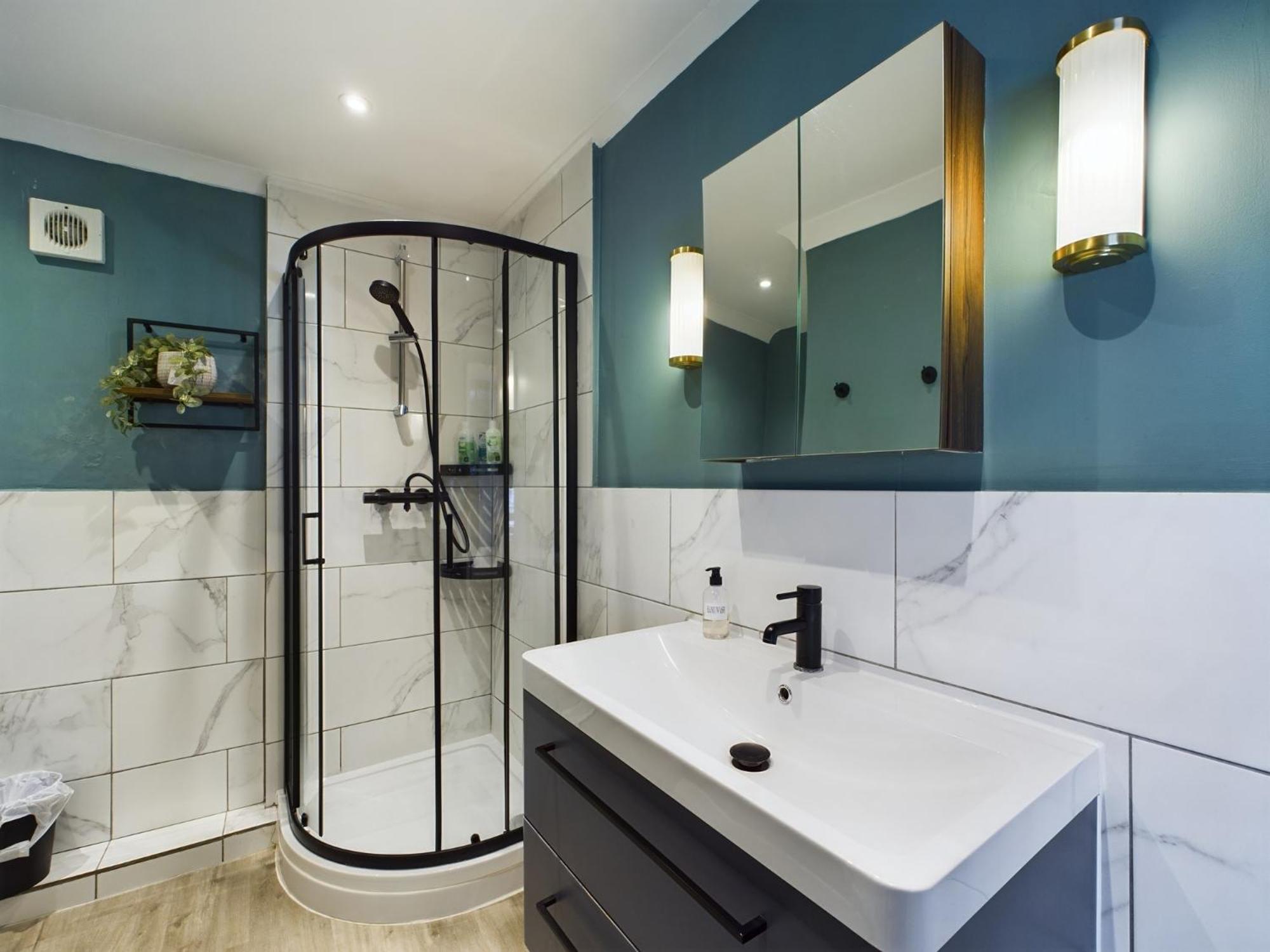 Chic 2 Bed House In Centre - Sleeps 5 *