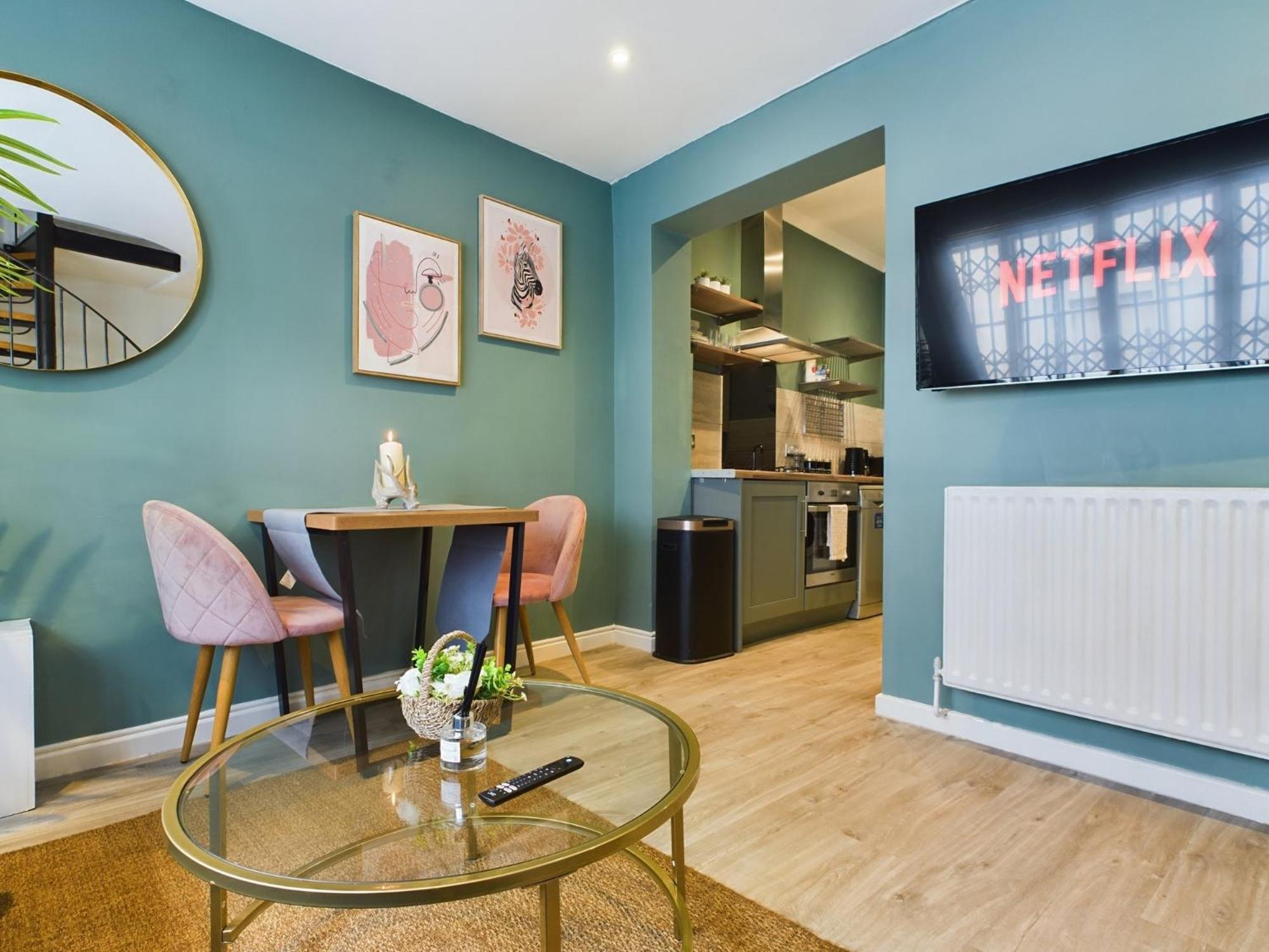 Chic 2 Bed House In Centre - Sleeps 5 Apartment *