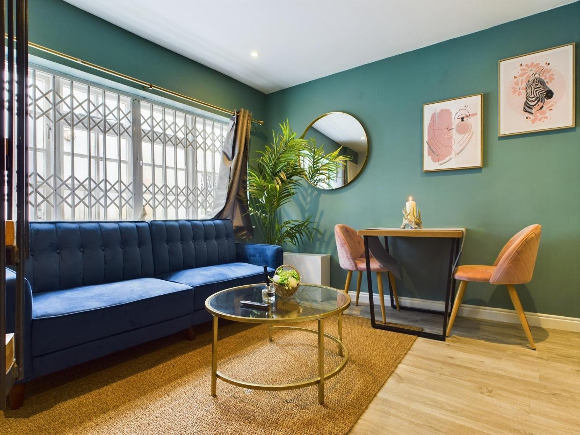 Chic 2 Bed House In Centre - Sleeps 5 Apartment