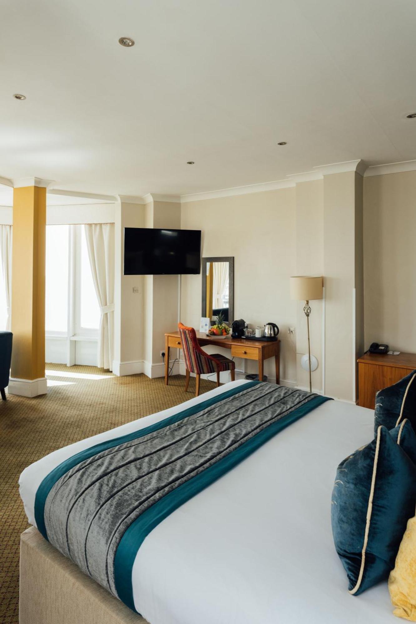 Queens & Hotel