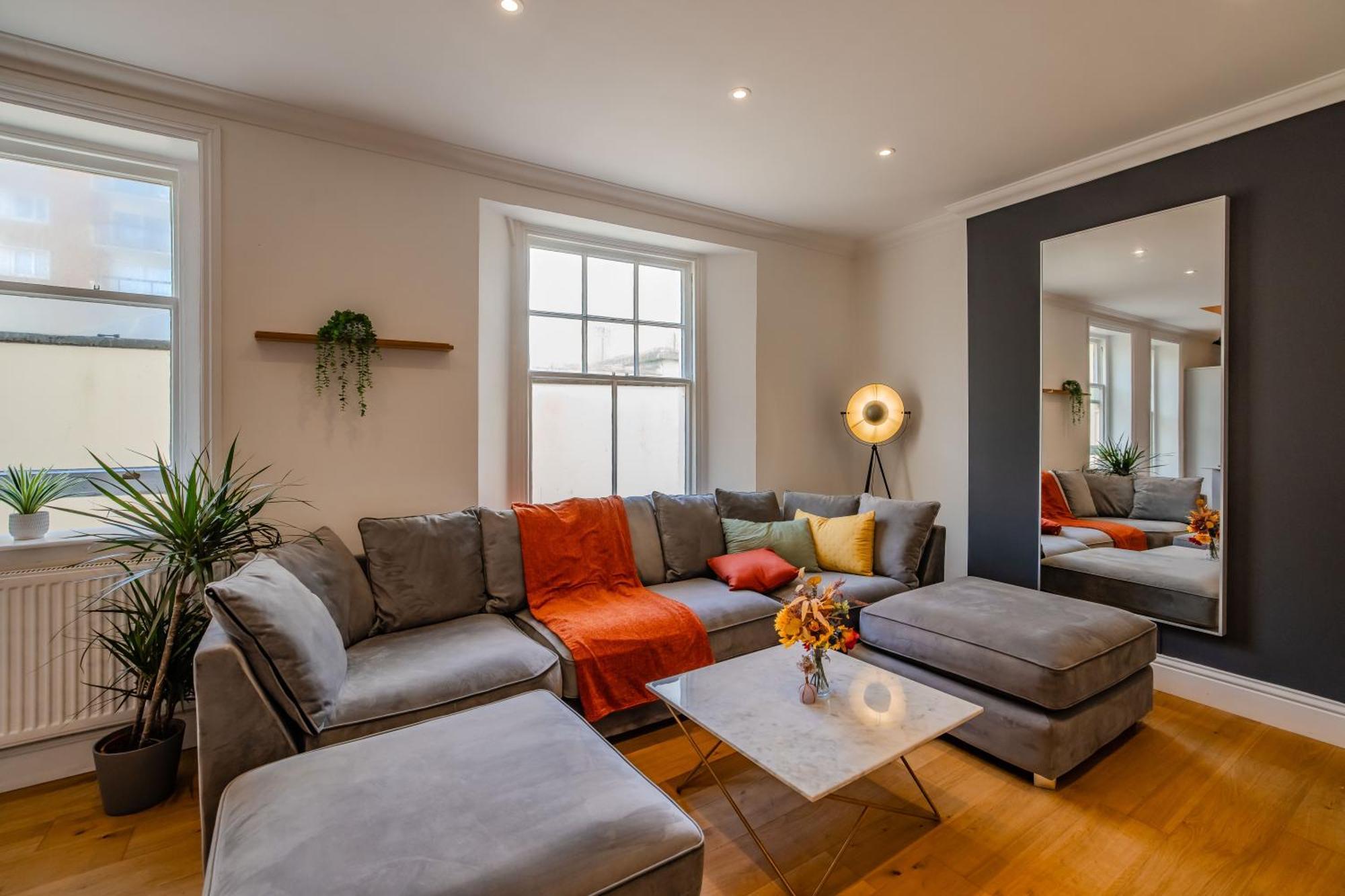 Free Parking I Beautiful Pad I Next To I 2 Bedroom Flat
