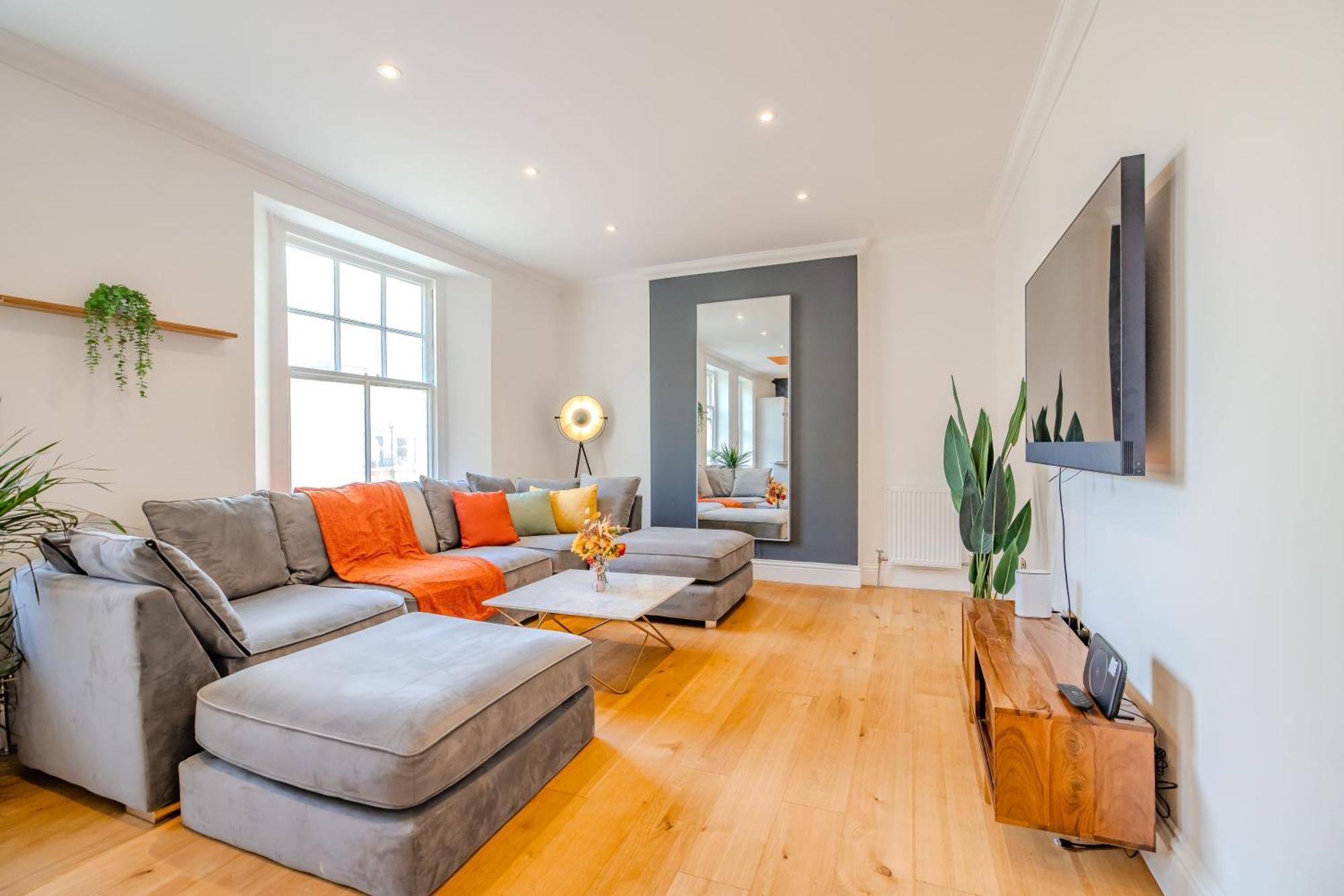 Free Parking I Beautiful Pad I Next To I 2 Bedroom Flat *