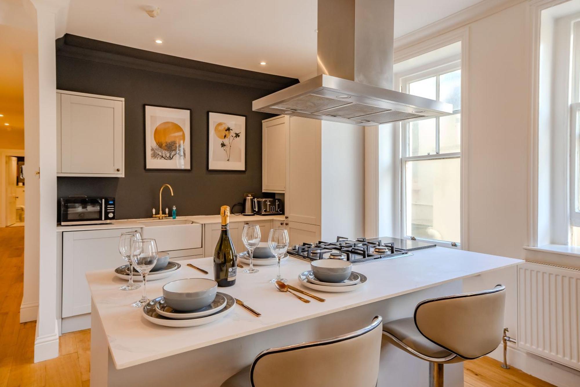 Free Parking I Beautiful Pad I Next To I 2 Bedroom Flat Apartment