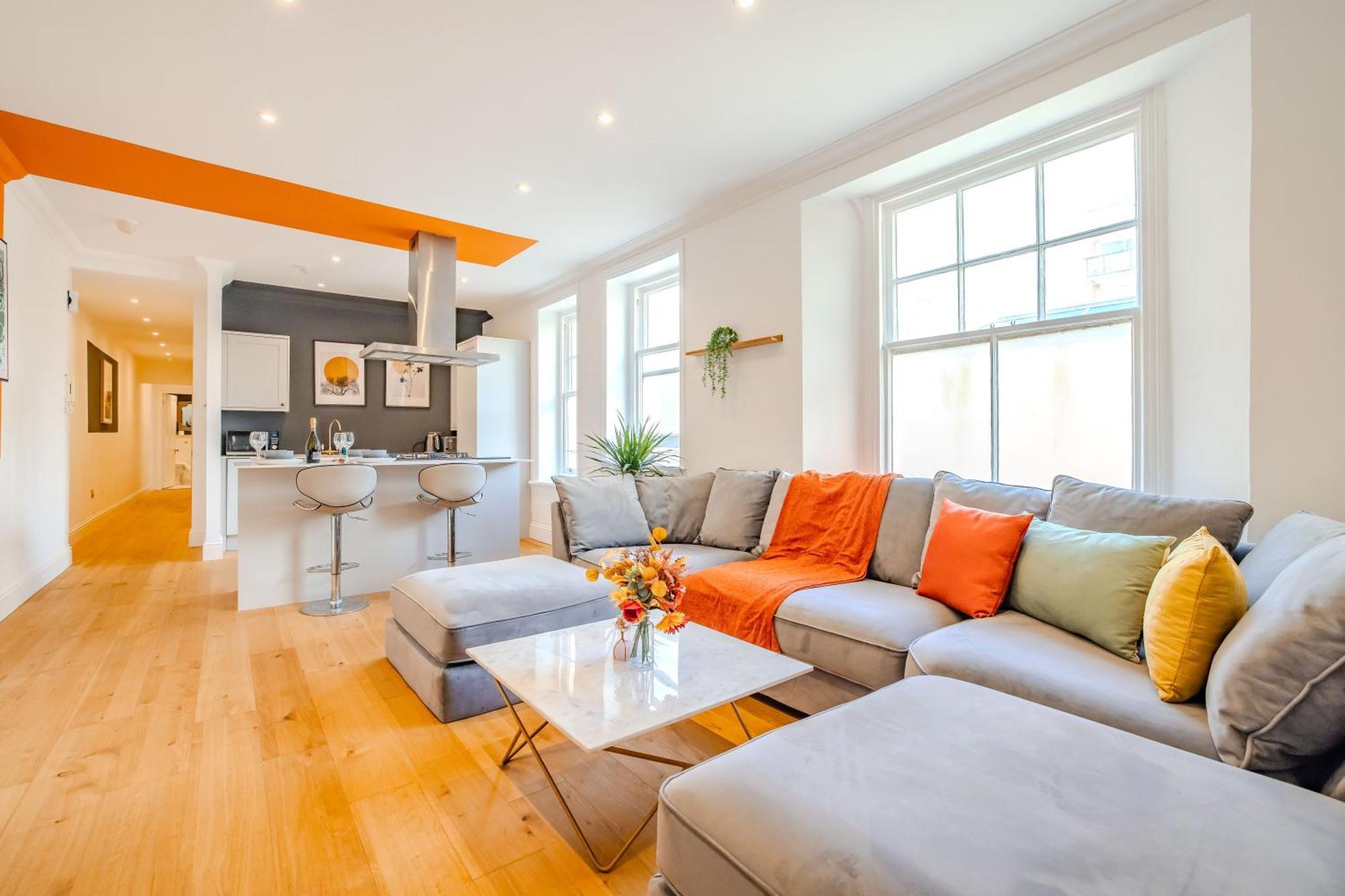 Free Parking I Beautiful Pad I Next To I 2 Bedroom Flat Apartment