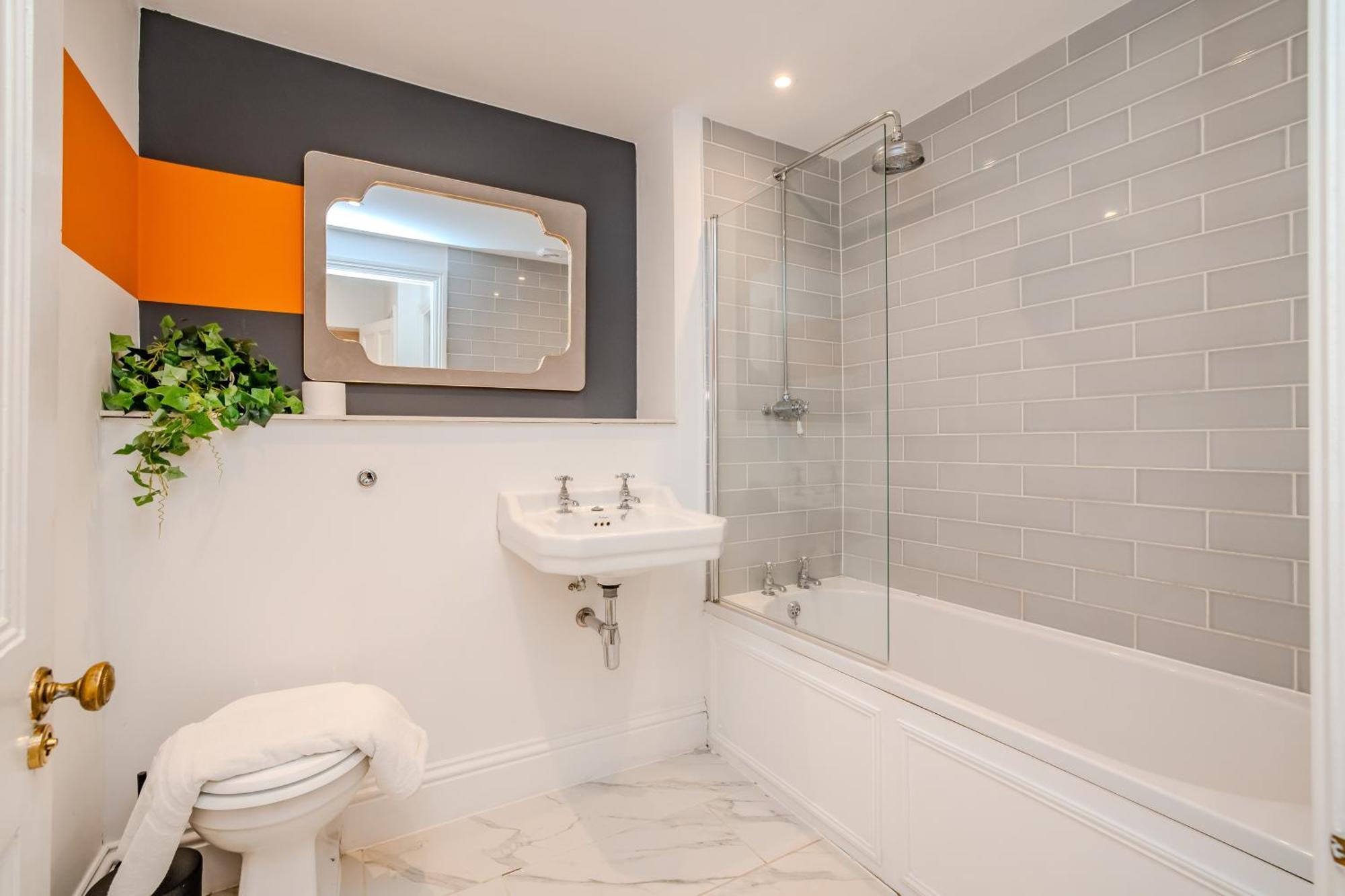 Free Parking I Beautiful Pad I Next To I 2 Bedroom Flat Apartment