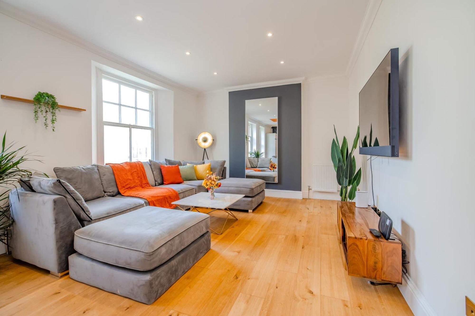 Apartment Free Parking I Beautiful Pad I Next To I 2 Bedroom Flat
