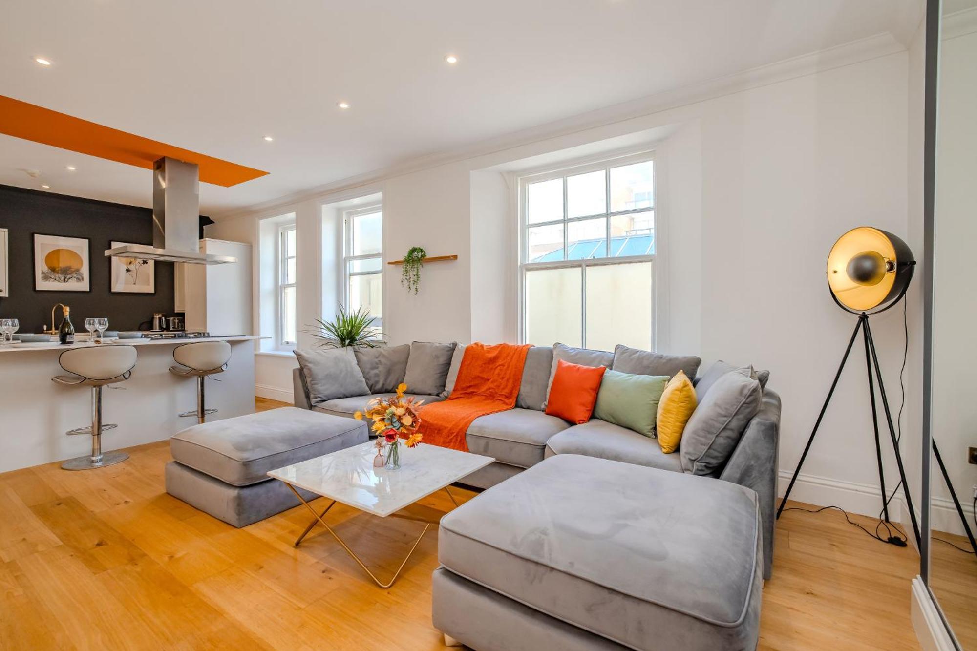 Free Parking I Beautiful Pad I Next To I 2 Bedroom Flat Apartment *