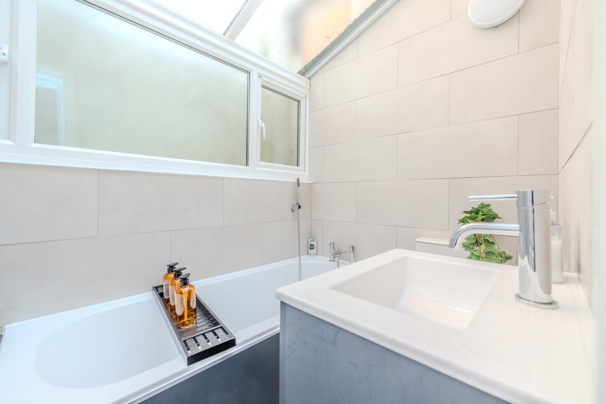Seaside Sanctuary L Near L Quiet Location L 3bd Apartment *