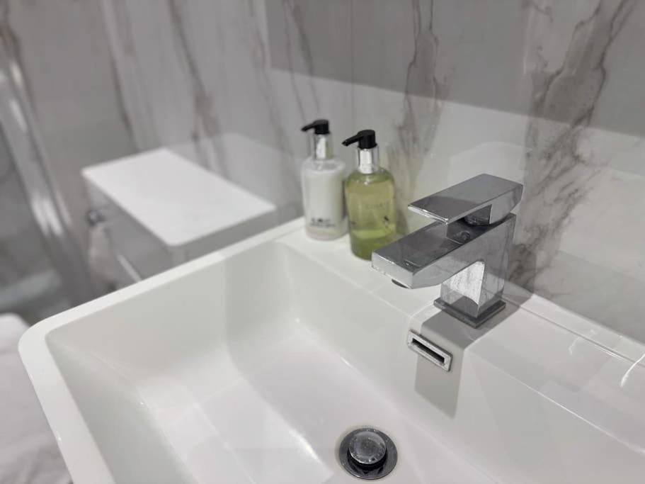 Luxury I Next To And Shopping Center * Brighton
