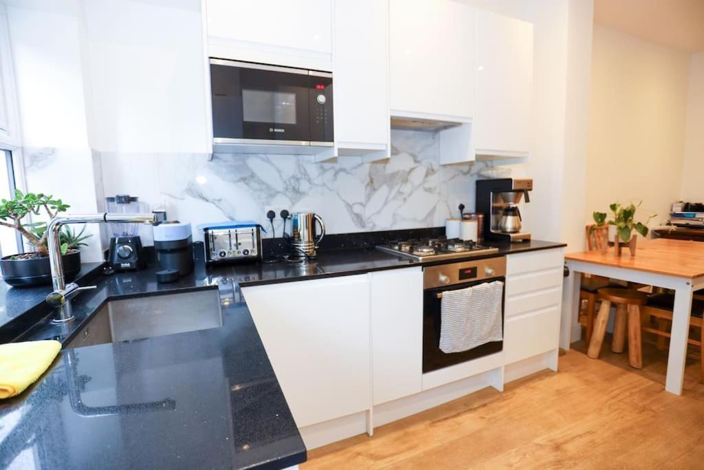 Luxury I Next To And Shopping Center * Brighton