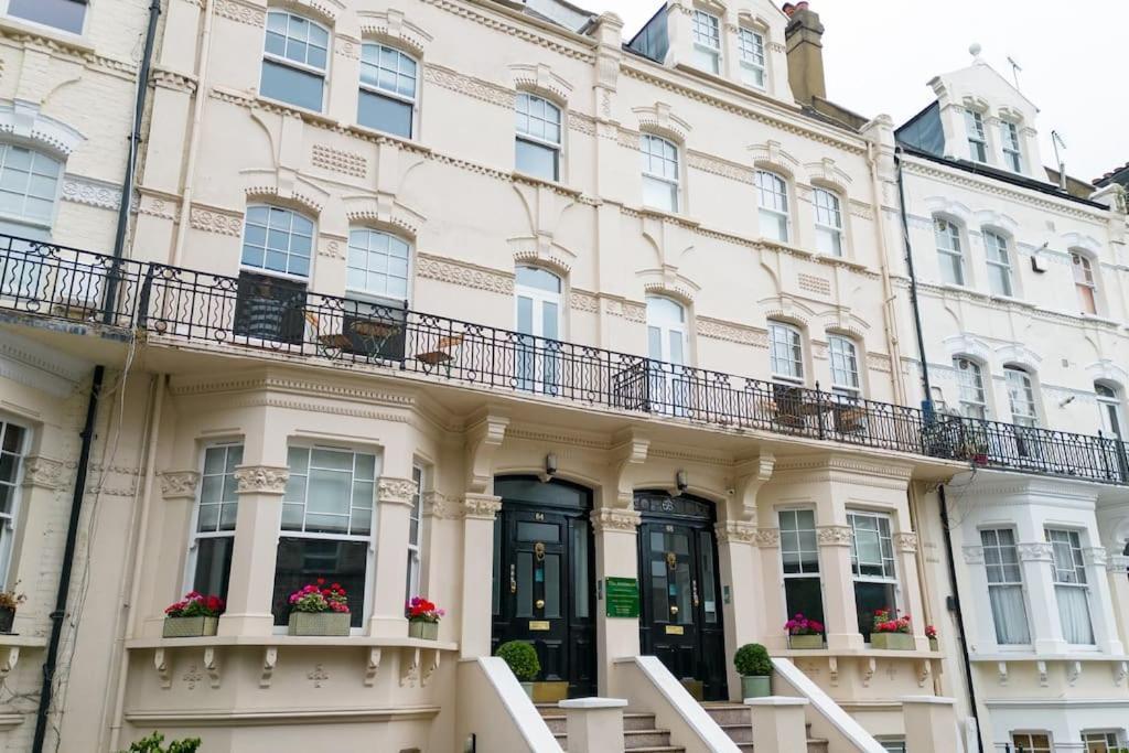 Luxury I Next To And Shopping Center * Brighton