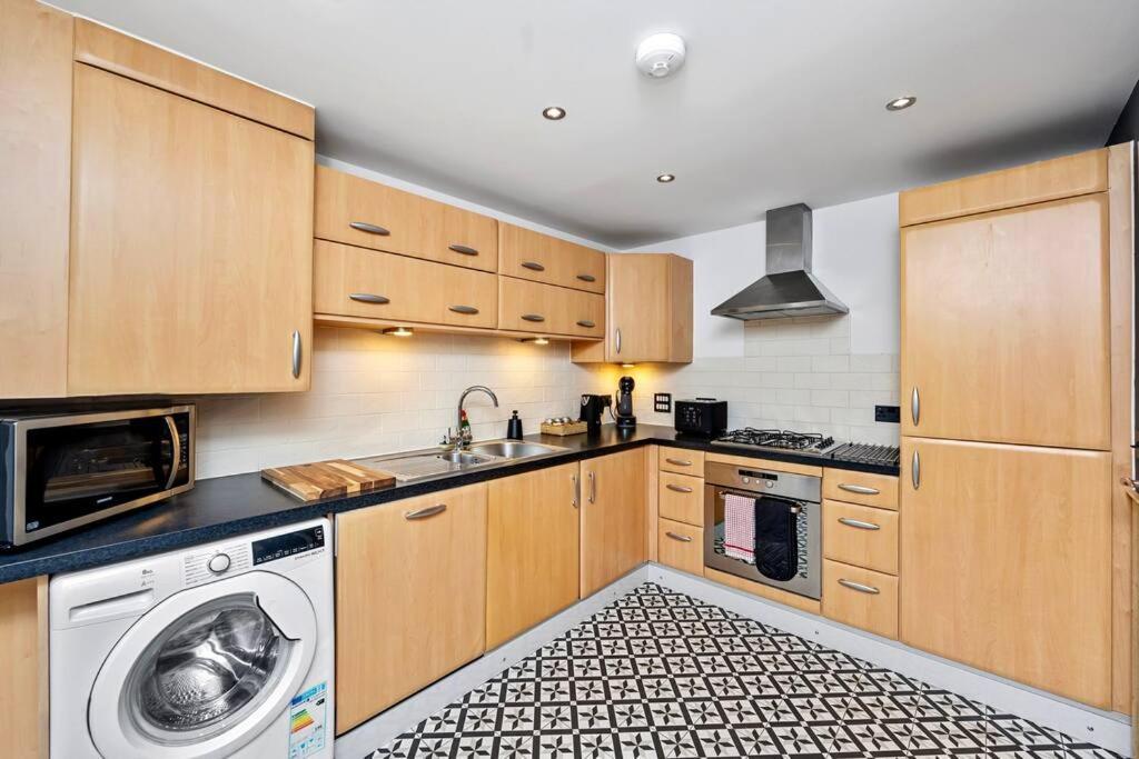 Sunny Escape 3 Bedroom L Heart Of Apartment *