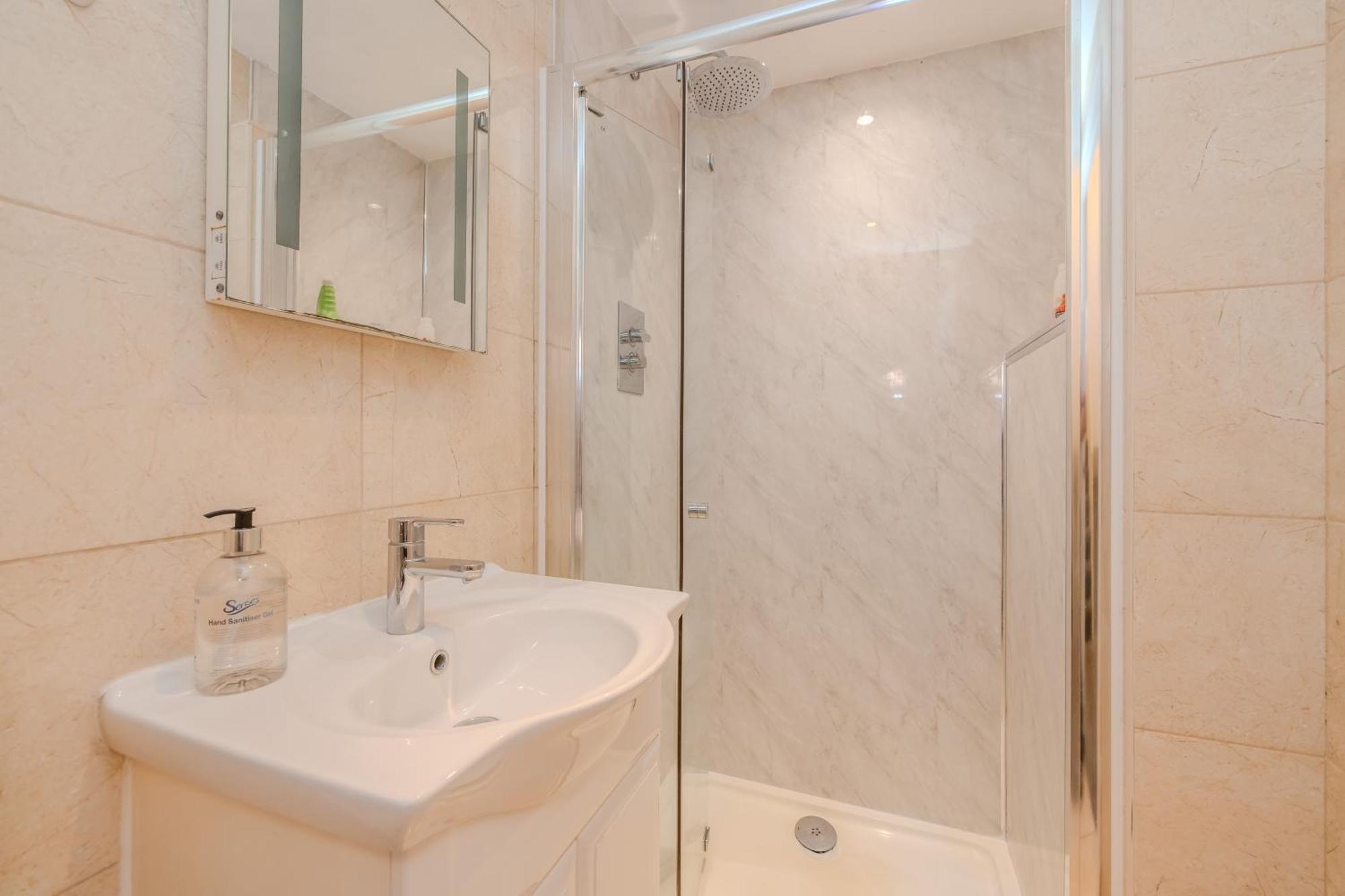 Apartment Roomy 2-bedroom For A Peaceful Brighton