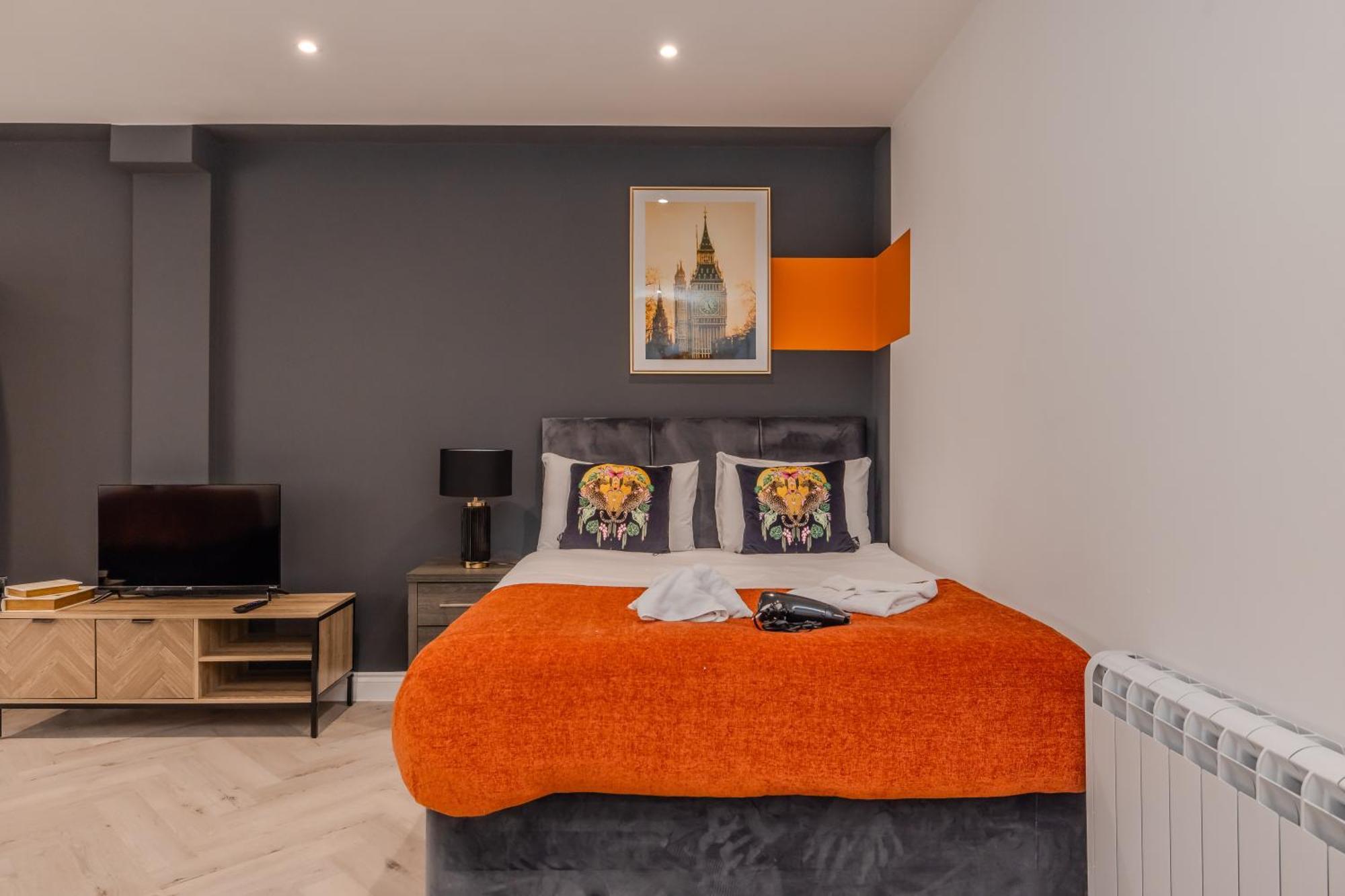 1-bedroom With Balcony L Steps From