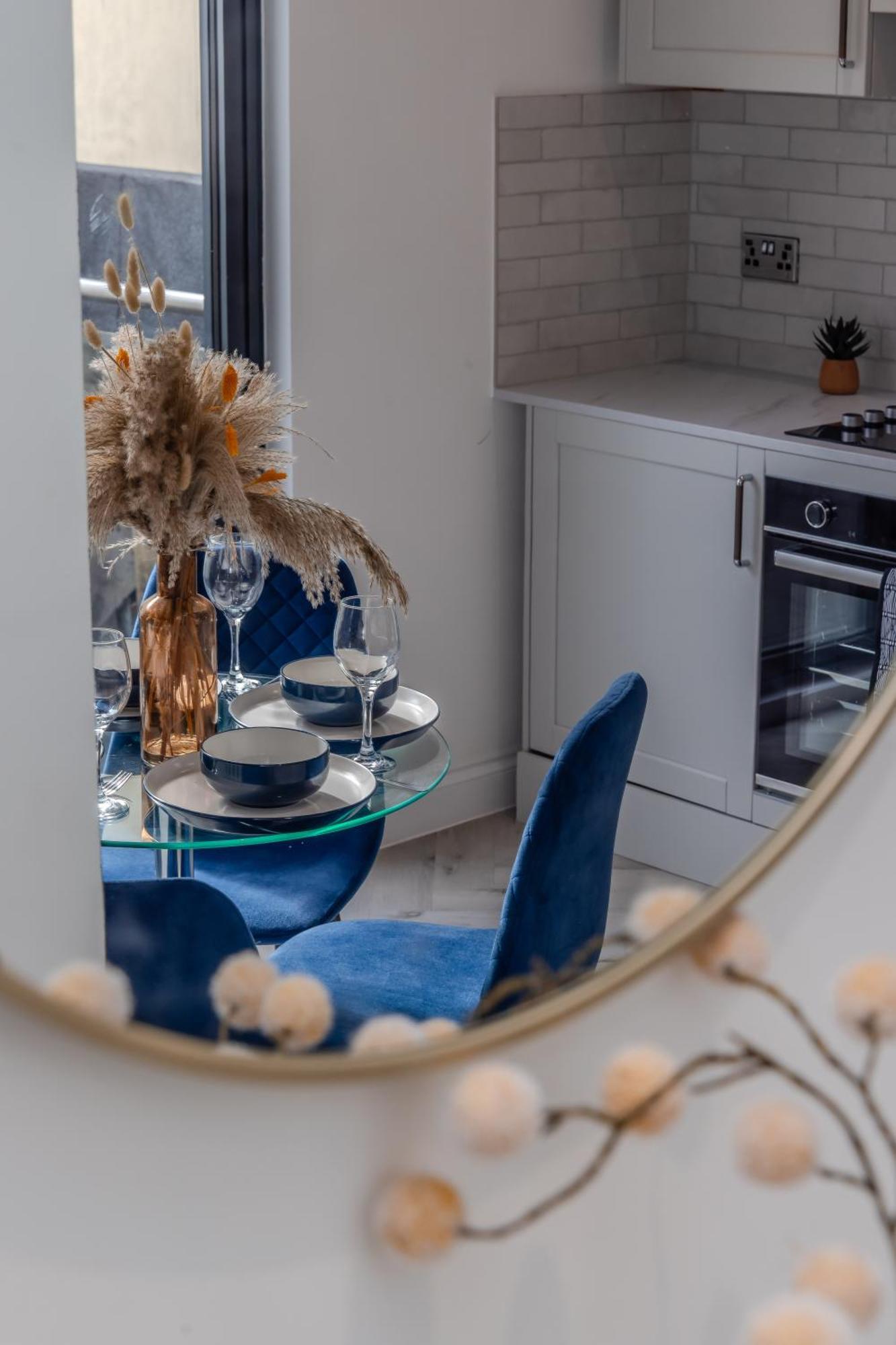 1-bedroom With Balcony L Steps From