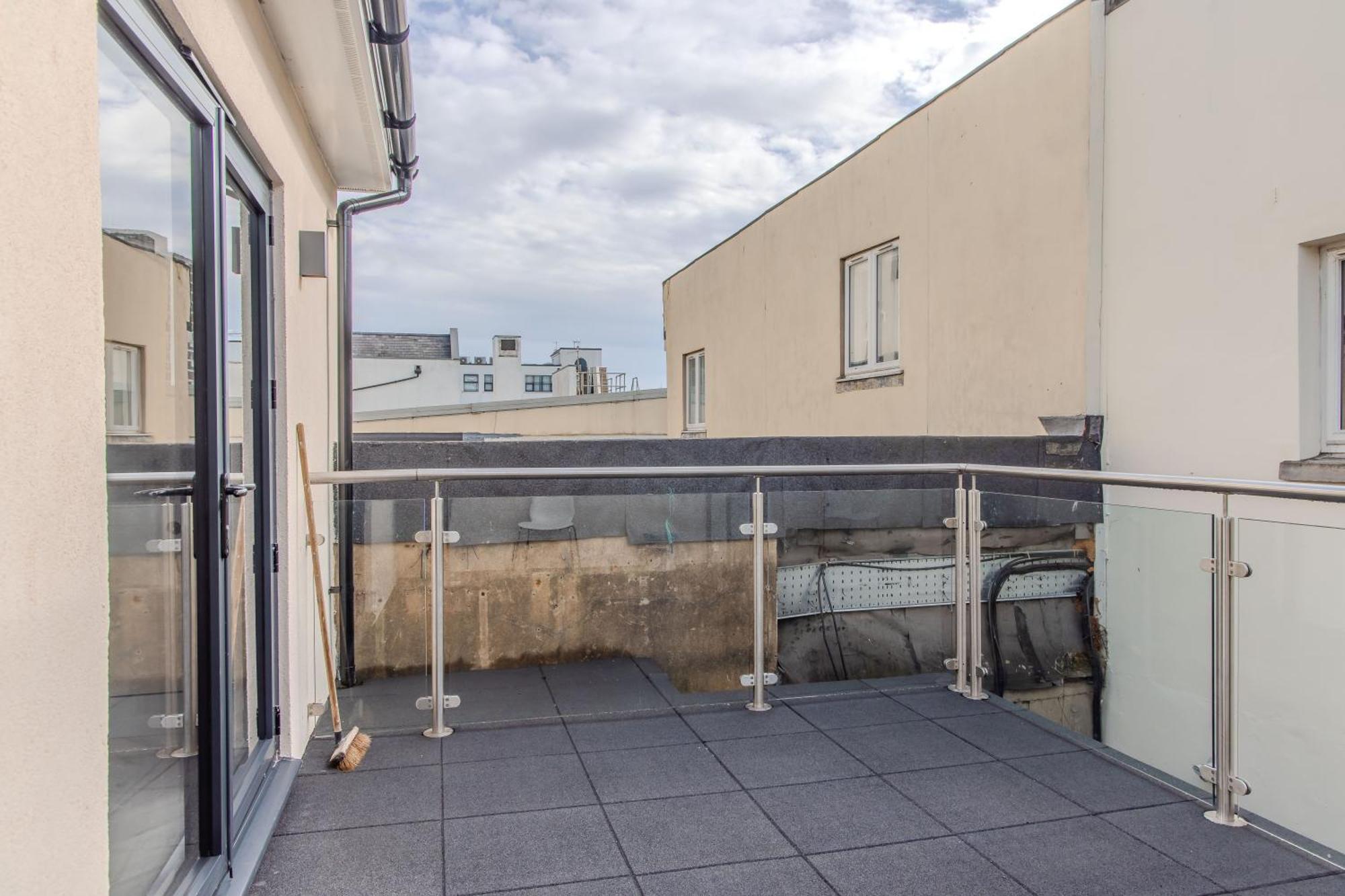 1-bedroom With Balcony L Steps From Apartment *
