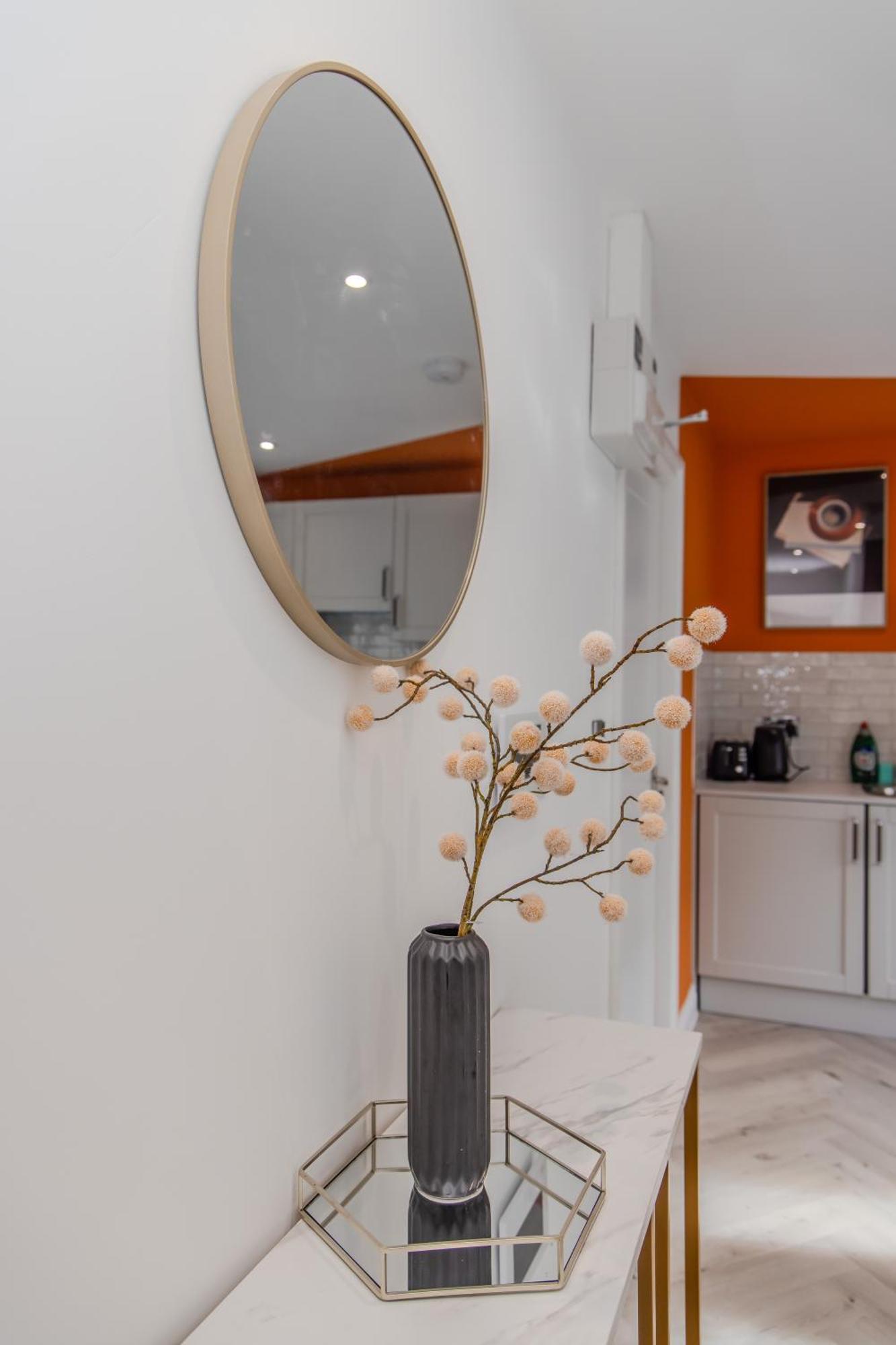 1-bedroom With Balcony L Steps From Apartment