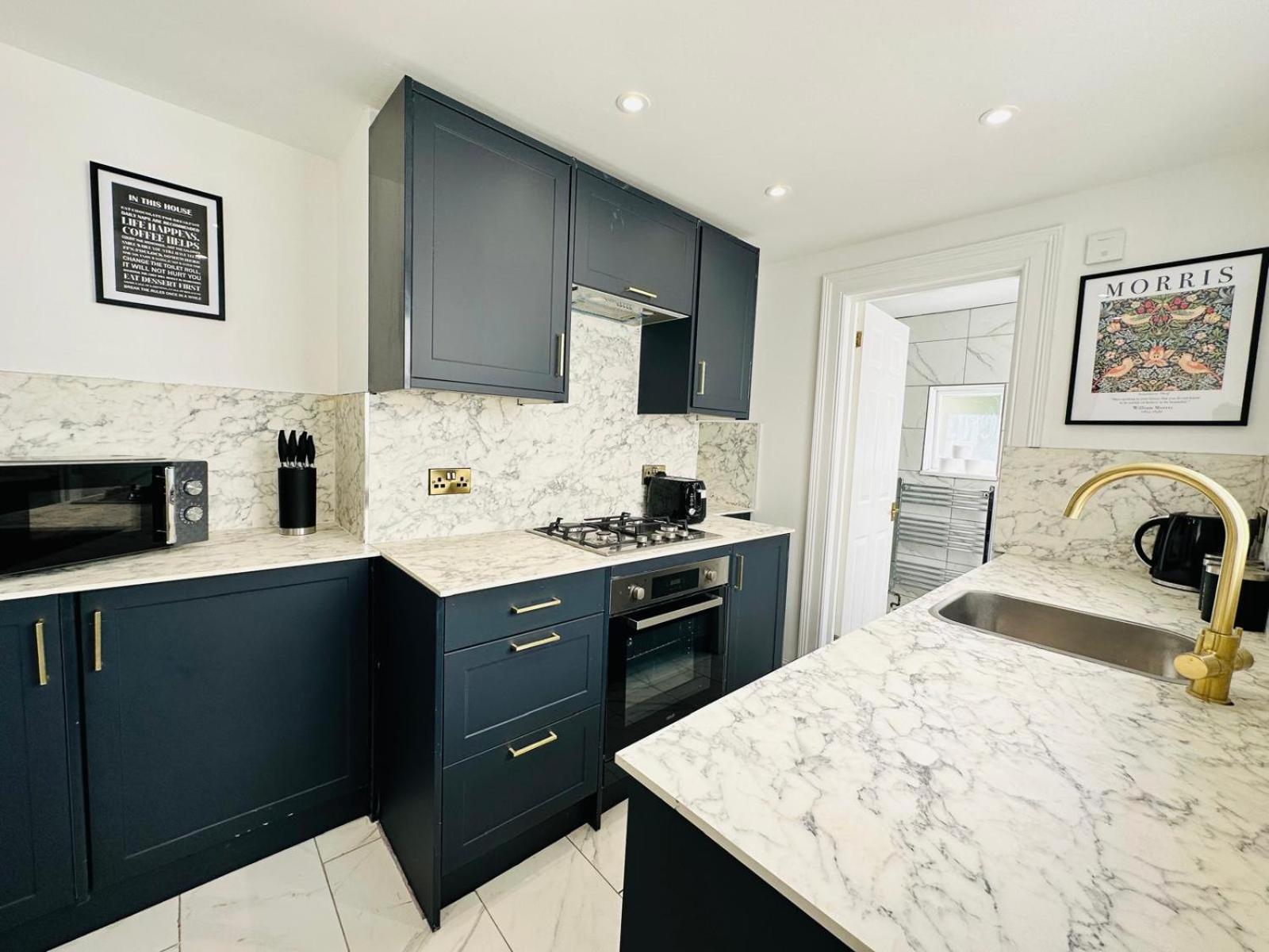 Comfortable 1-bedroom Flat With Garden *