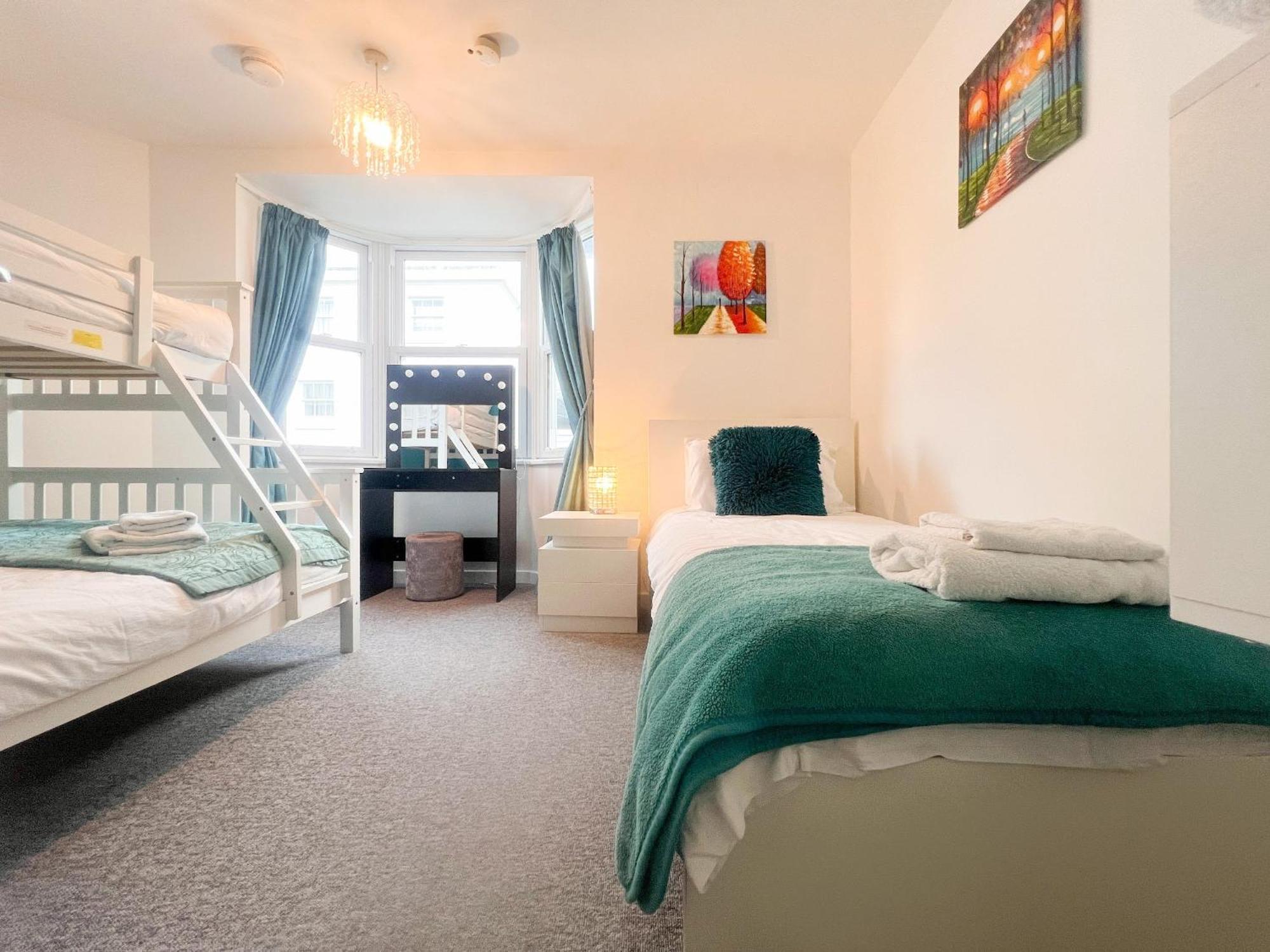 Best Location,4-Br House,Churchill Square Car Park & Sea-2 Min, Brighton Conference Centre 3 Min, Shops, Restaurants, I-360, Pier - Walking Distance Apartment *