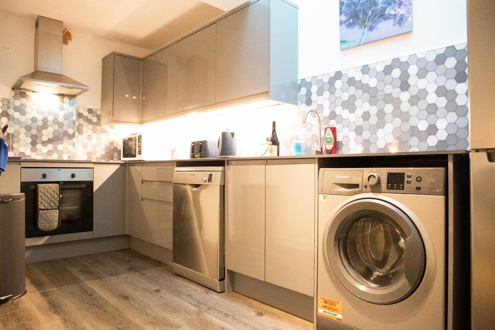 Best Location,4-Br House,Churchill Square Car Park & Sea-2 Min, Brighton Conference Centre 3 Min, Shops, Restaurants, I-360, Pier - Walking Distance Brighton