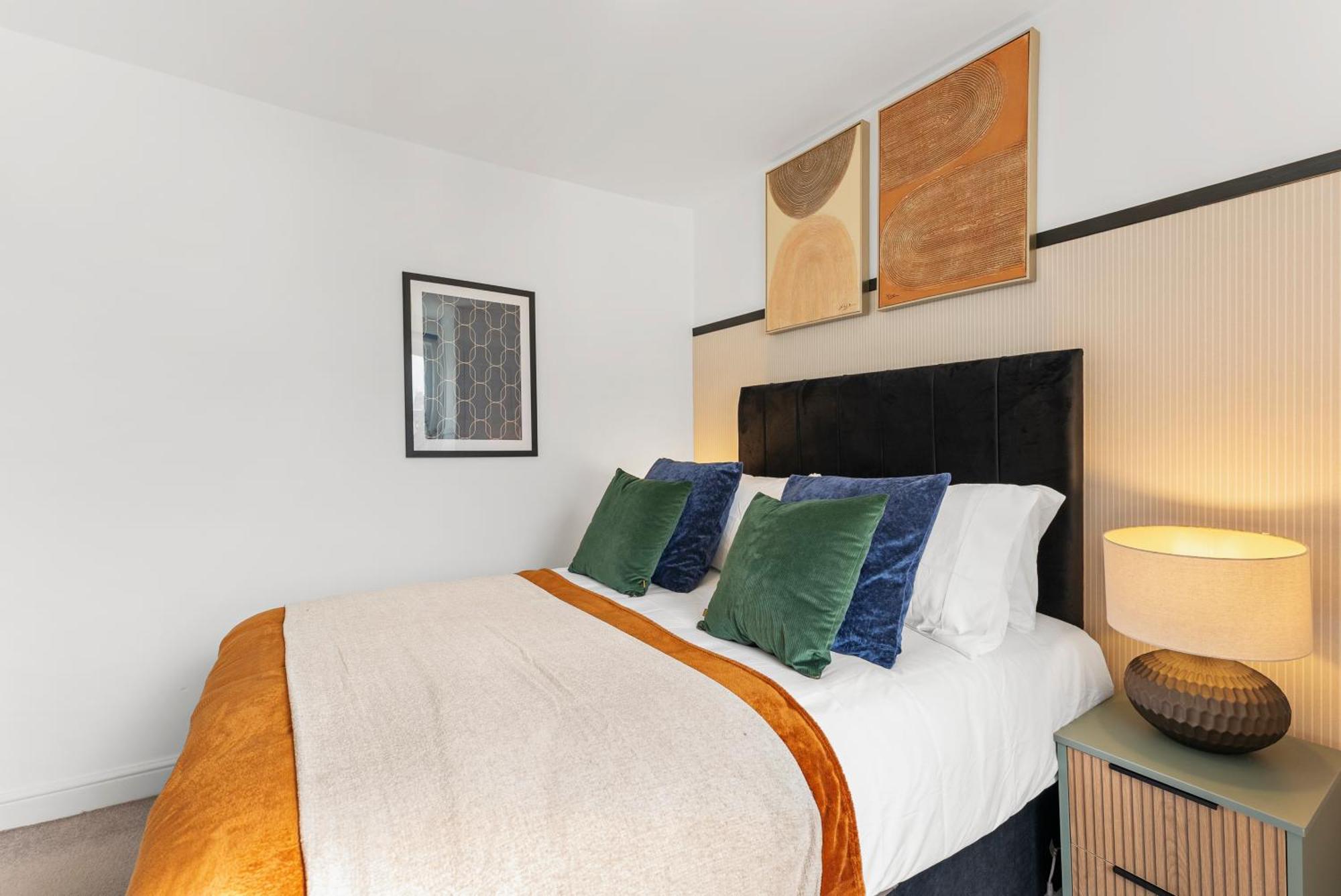 Stylish 3 Bed Flat In - Sleeps 8