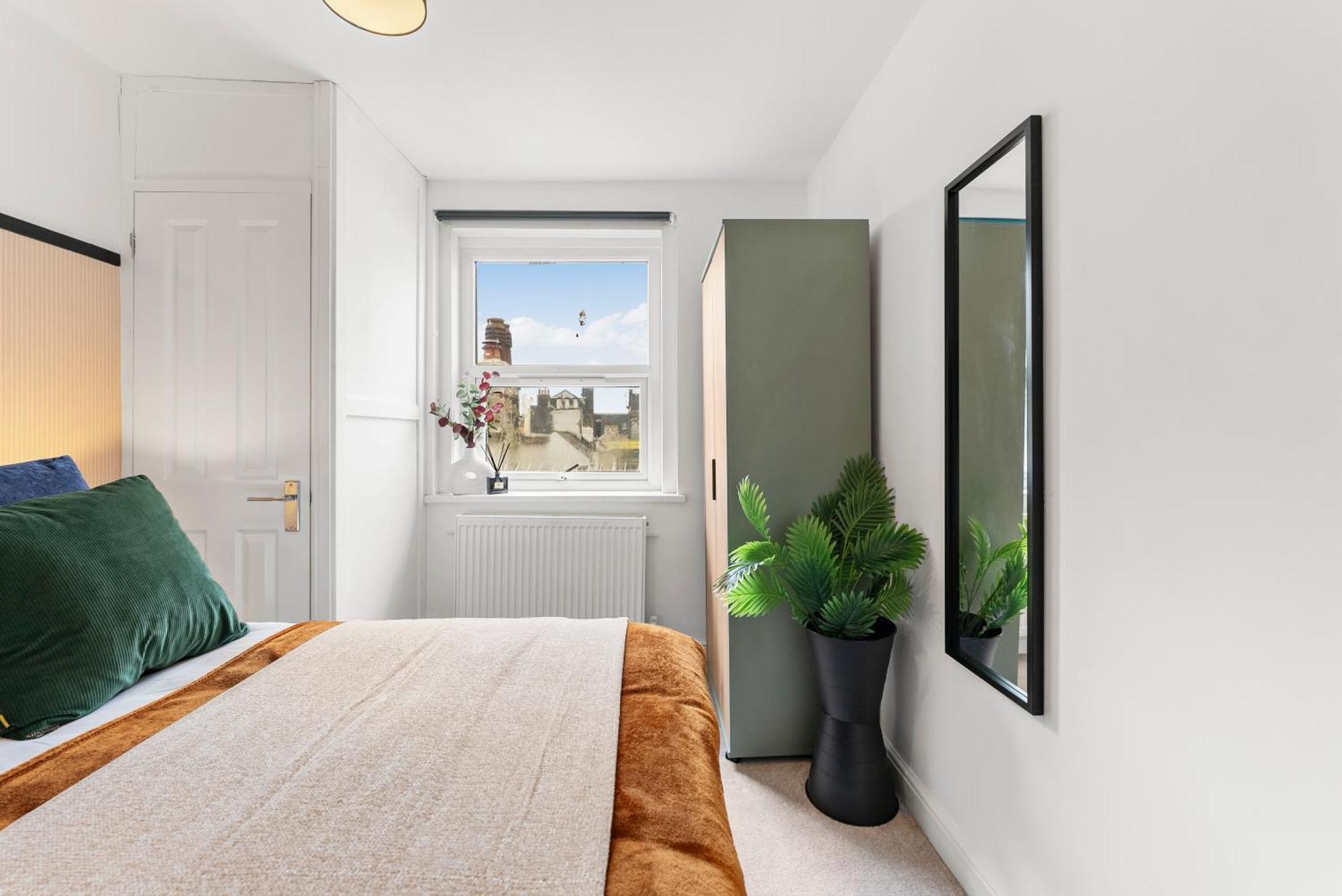 Stylish 3 Bed Flat In - Sleeps 8