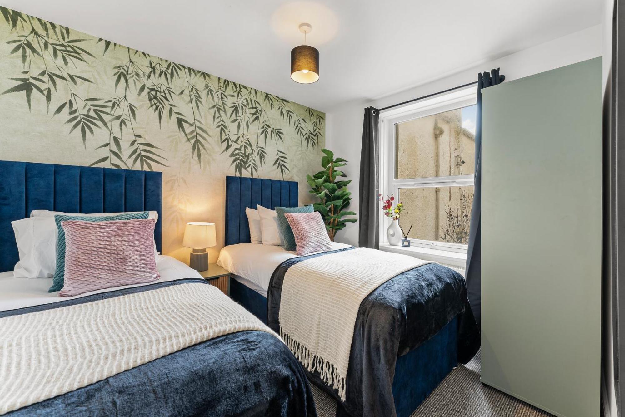 Apartment Stylish 3 Bed Flat In - Sleeps 8 *