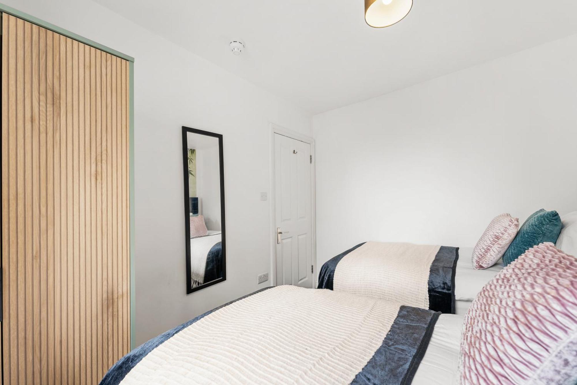 Stylish 3 Bed Flat In - Sleeps 8 Apartment